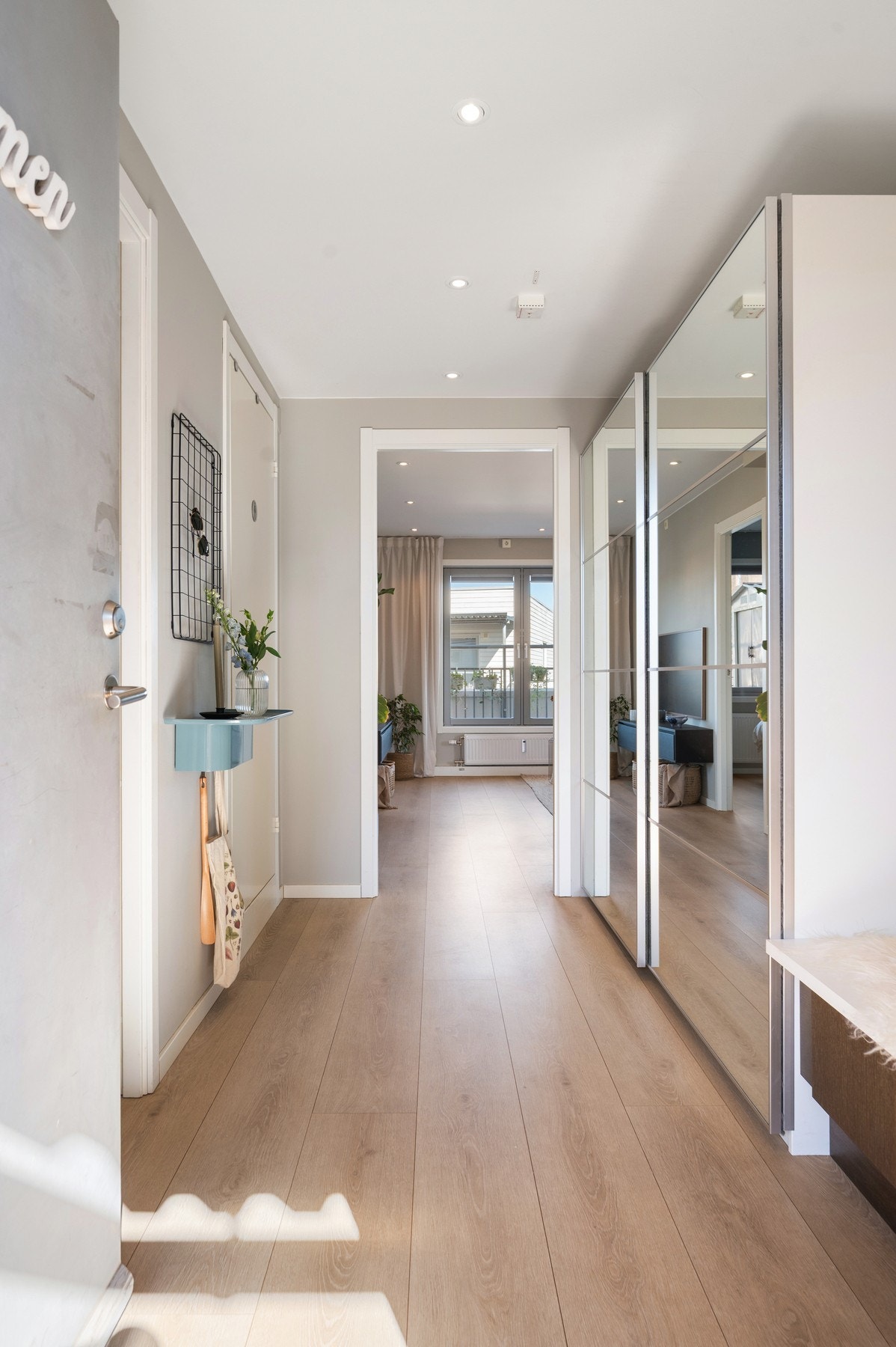 Lys og innbydende gang, med skyvedørsgarderobe. Galleribilde