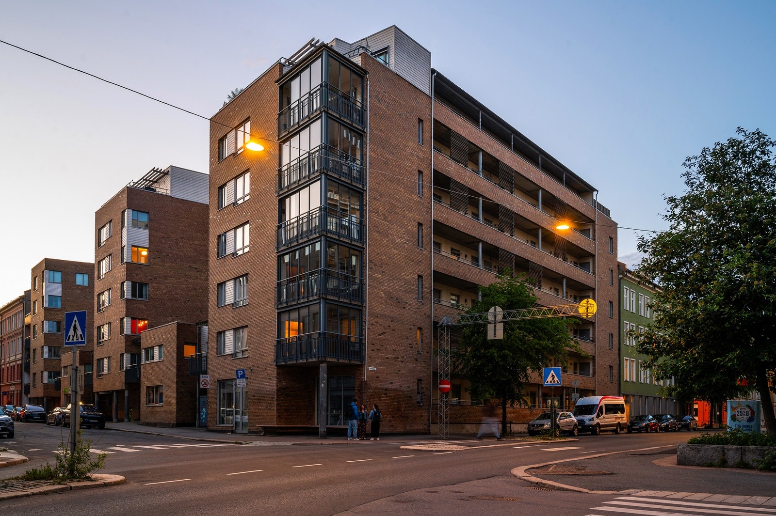 Godt offentlig transporttilbud med både trikker (nr. 11, 12, 17 og 18) og busser (nr. 30, 21 og 33) rett i nærheten. Galleribilde