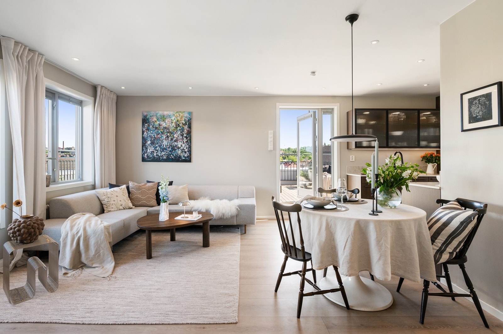 Stuen har lys parkett og nøytrale vegger som gir et moderne preg. Galleribilde