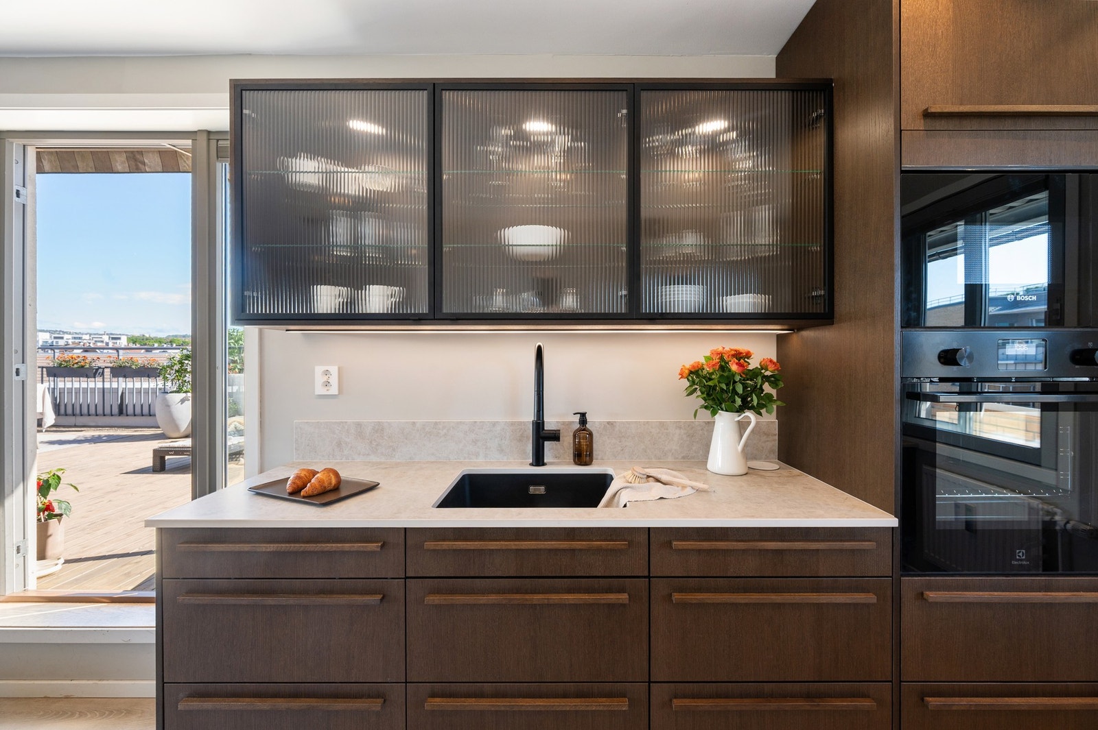 Integrerte hvitevarer inkluderer oppvaskmaskin, stekeovn, induksjonstopp, vinskap og kjøleskap med frysedel. Galleribilde