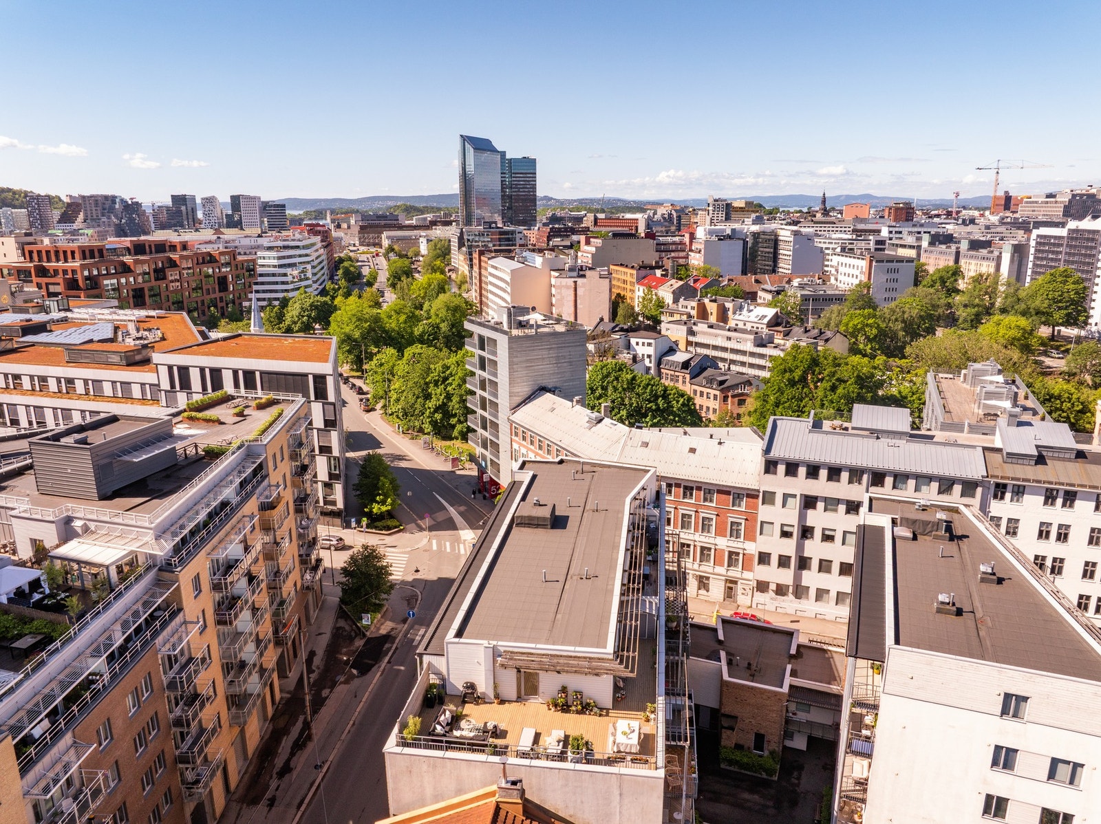 Kun få minutters gange til Markveien, hvor det blant annet finnes et utvalg av nisjeforretninger, fortauskafeer og restauranter, samt vinmonopol. Galleribilde
