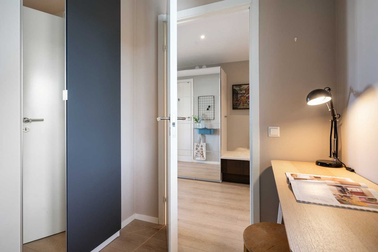 Det er også plass til et lite skrivebord. Galleribilde