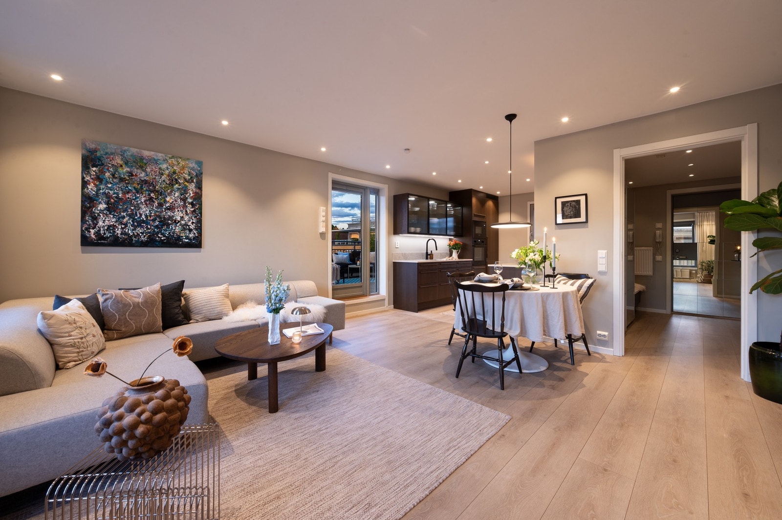 Innbydende og romslig 3-roms leilighet med moderne standard og stor privat terrasse. Galleribilde