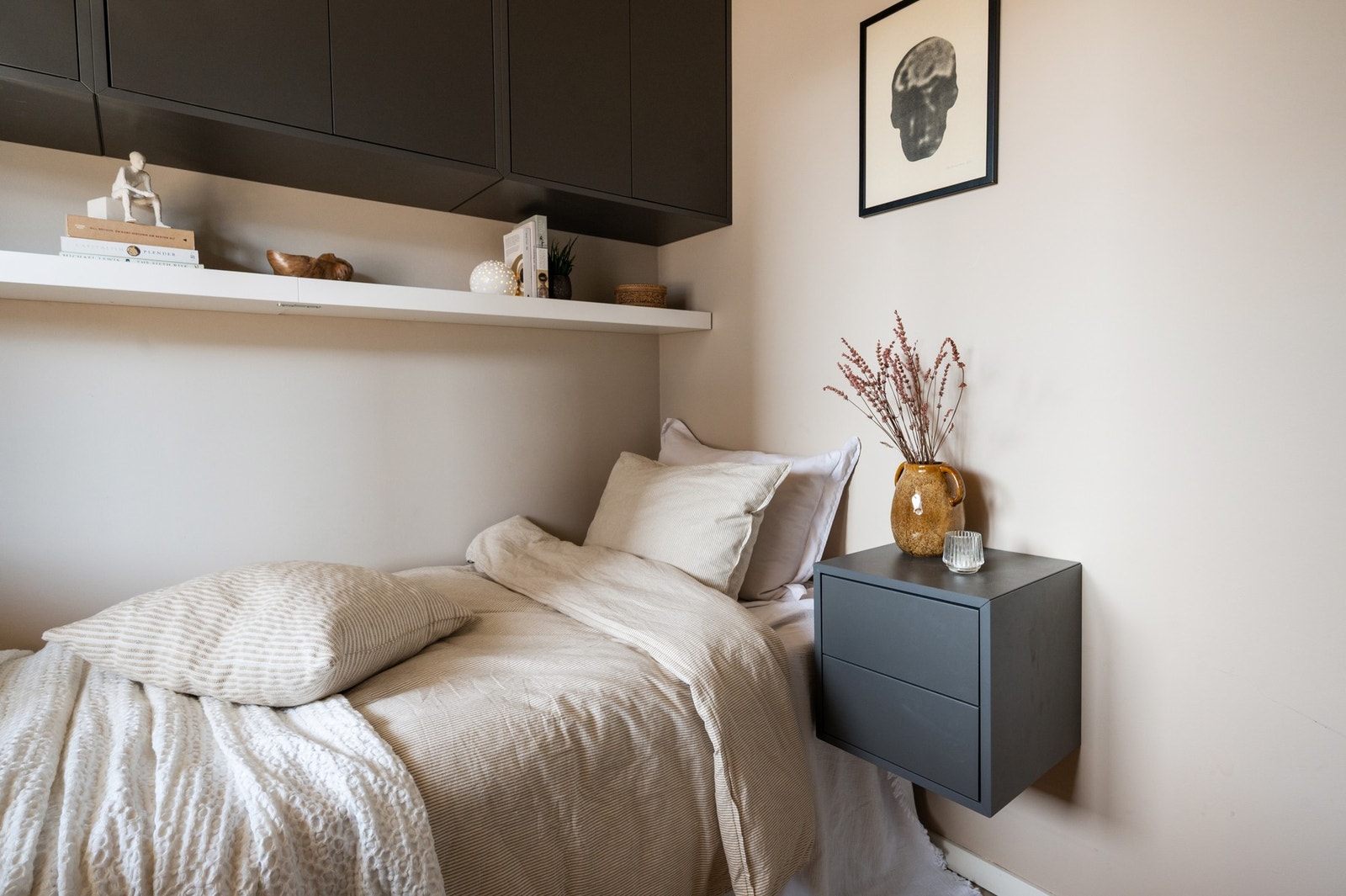 Soverommet er lyst og koselig med praktisk oppbevaring og minimalistisk stil. Galleribilde