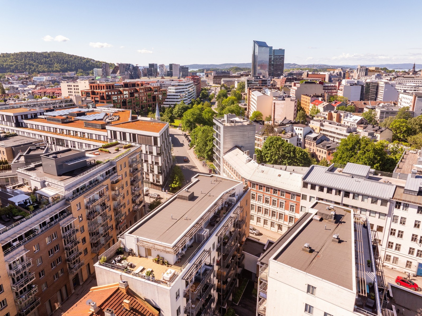 I nærområdet finnes alt av fasiliteter og servicetilbud som forretninger, dagligvare, kaféer, restauranter, treningssentre og offentlig kommunikasjon. Galleribilde