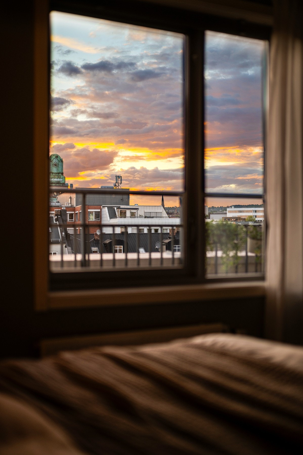 Utsikt mot byen med en vakker solnedgang og fargerike skyer. Galleribilde