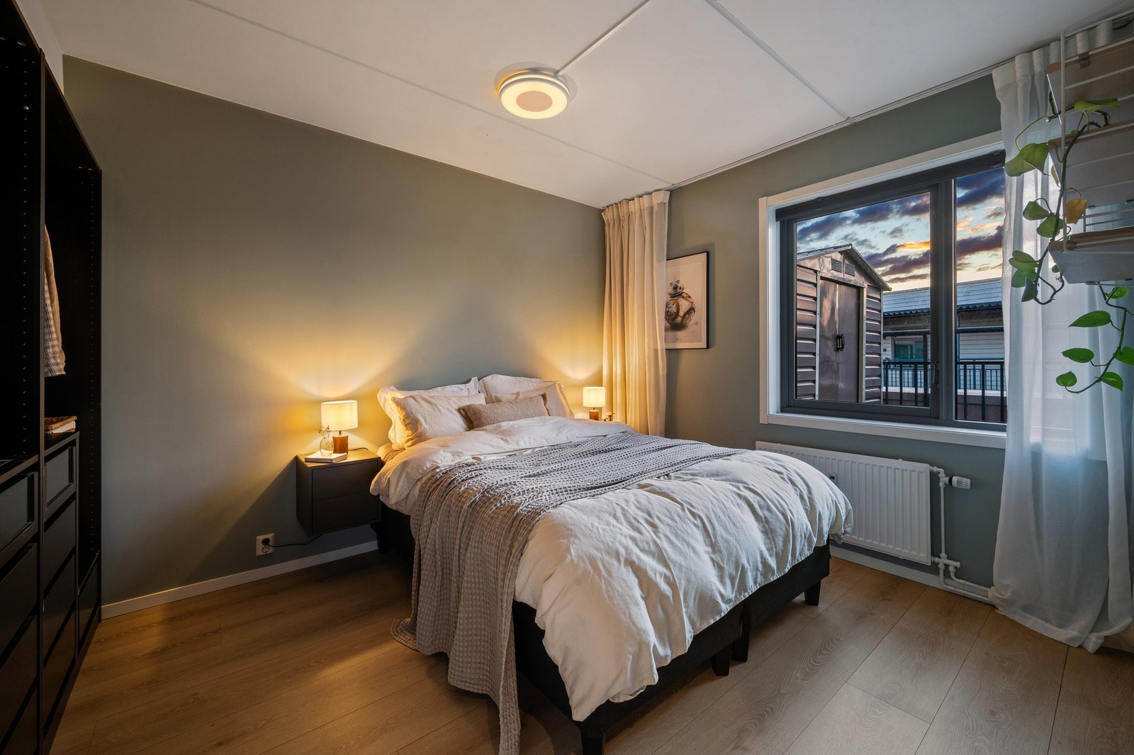 Soverom med god plass til dobbeltseng, nattbord og garderobeløsning. Galleribilde