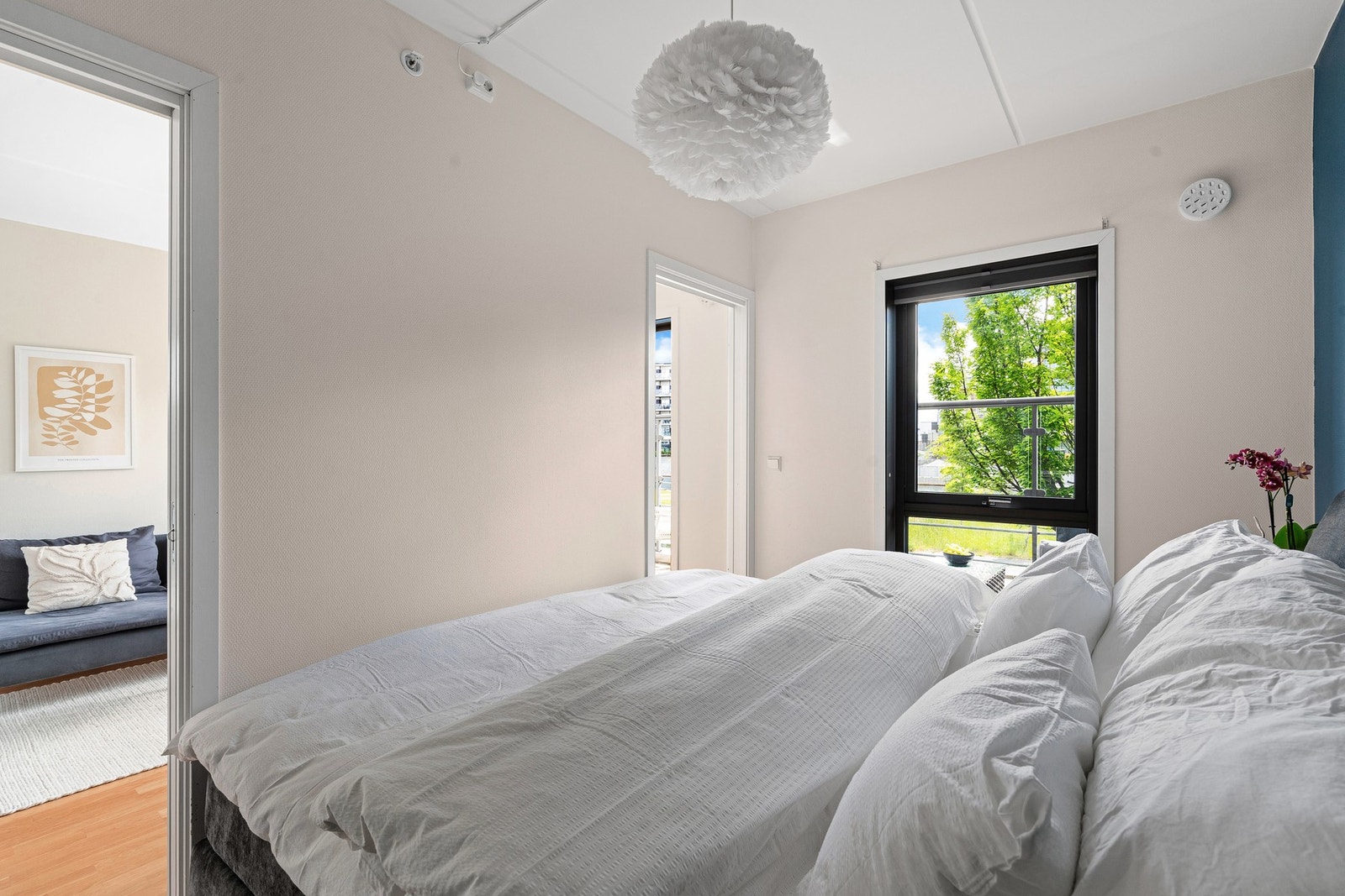 Soverommet er av god størrelse med plass til stor seng og garderobe. Galleribilde