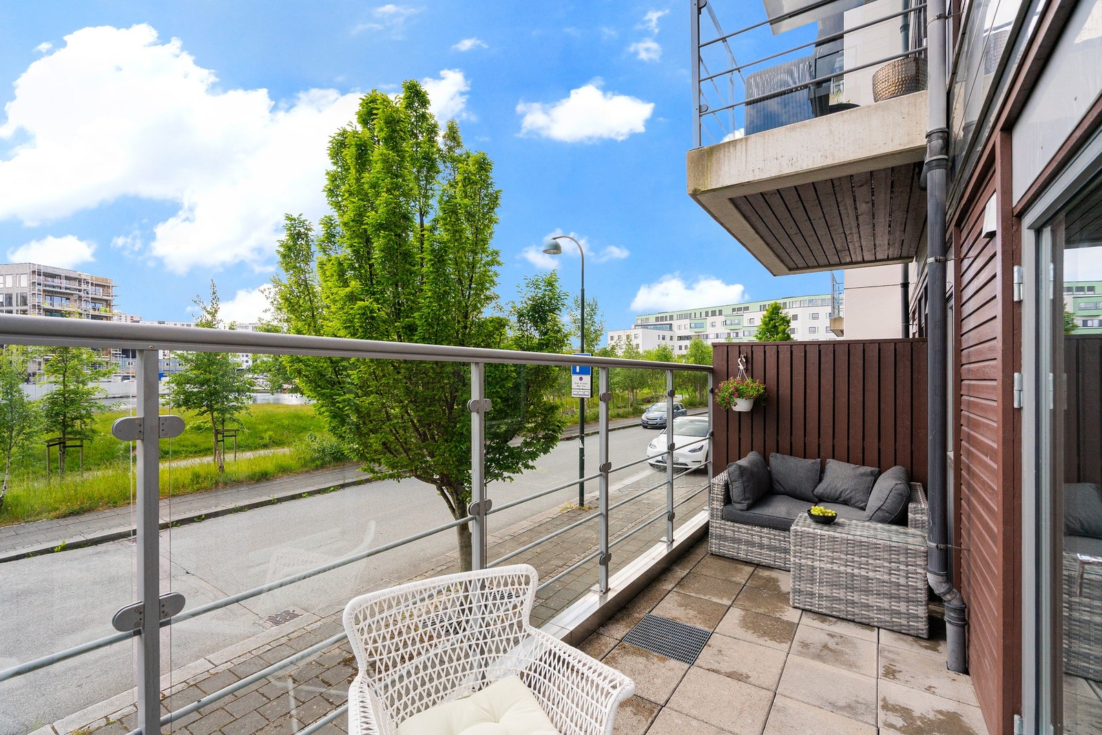 Leiligheten ligger i høy 1.etasje og byr på en 11kvm stor terrasse! Galleribilde