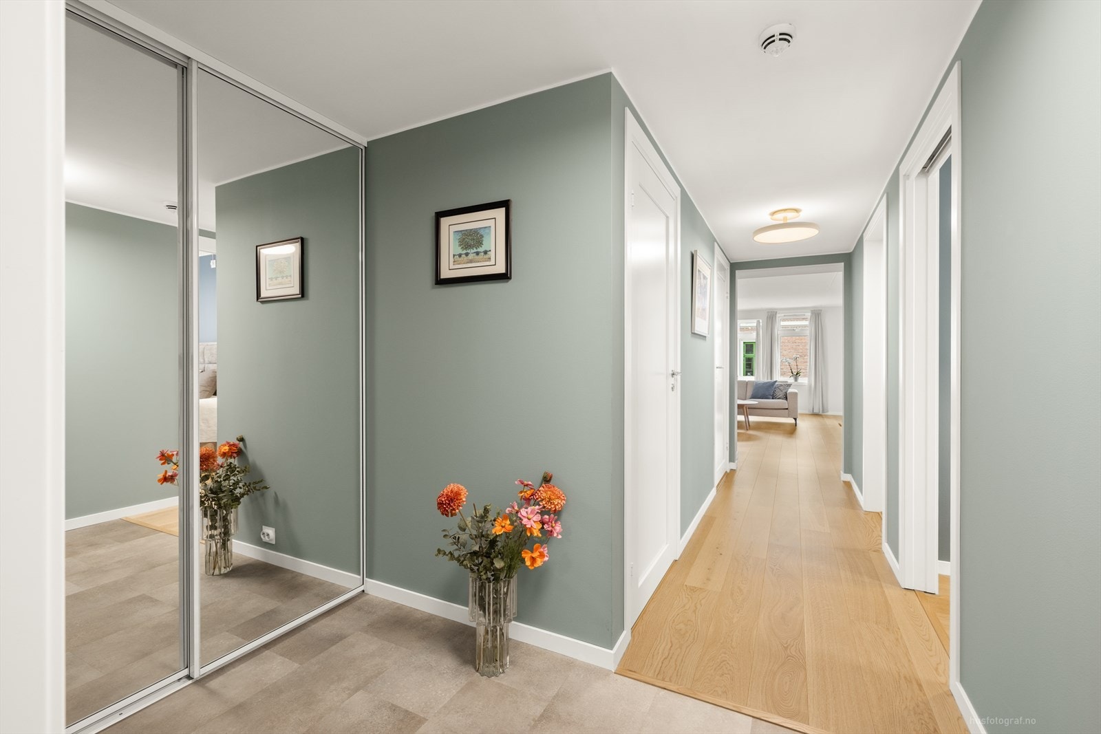 Praktisk skyvedørsgarderobe i gang/hall Galleribilde