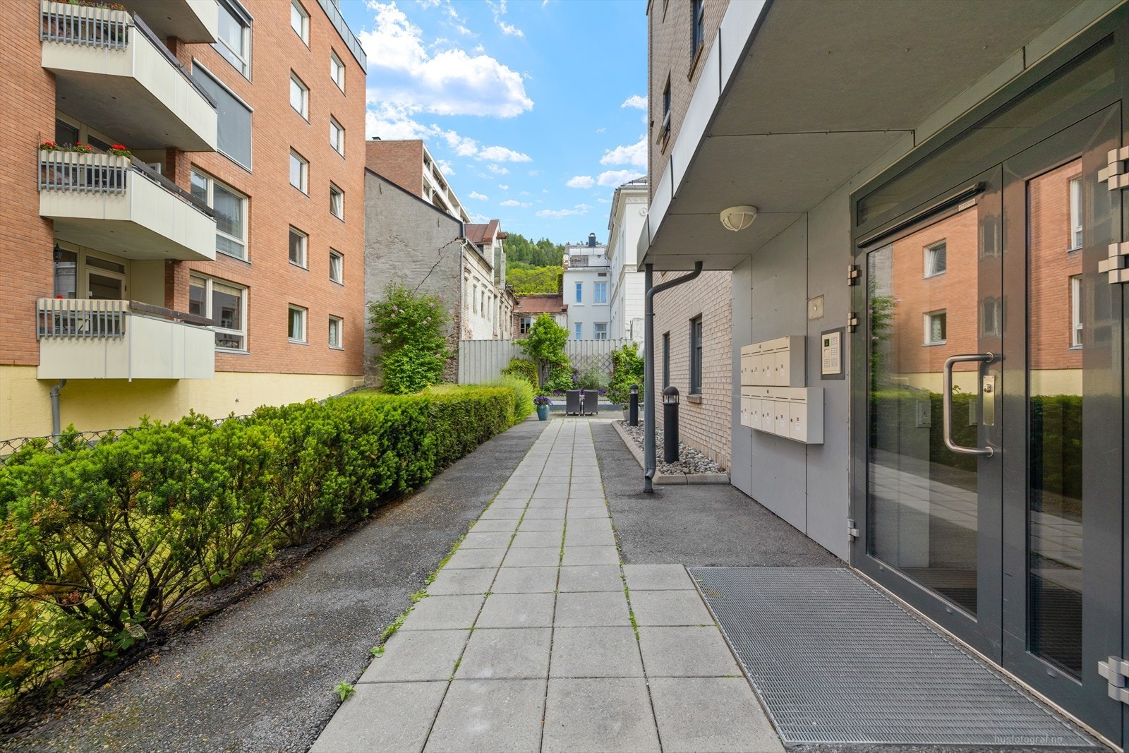 Pent og overbygget inngangsparti Galleribilde