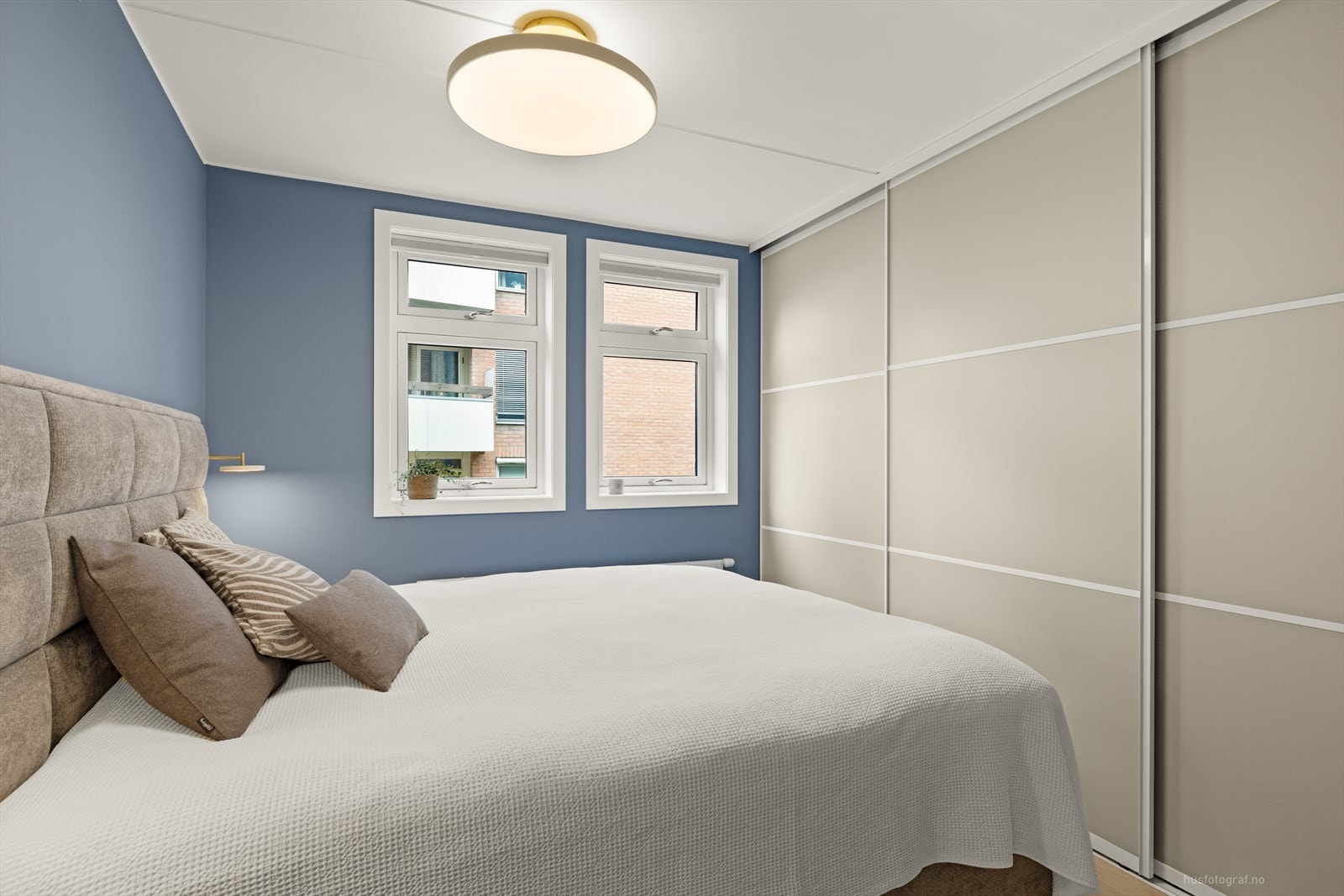 Hovedsoverommet har bred skyvedørsgarderobe Galleribilde
