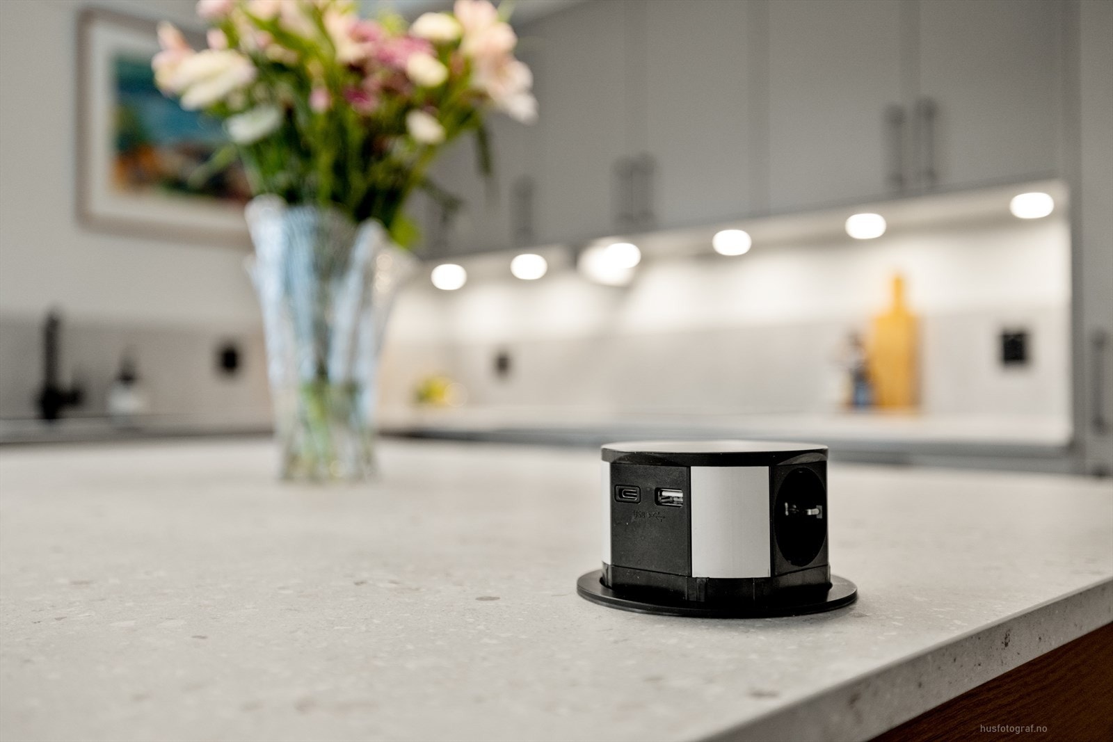 Smarte løsninger med både ekstra stikk og USB + USB-C skjult i platen Galleribilde