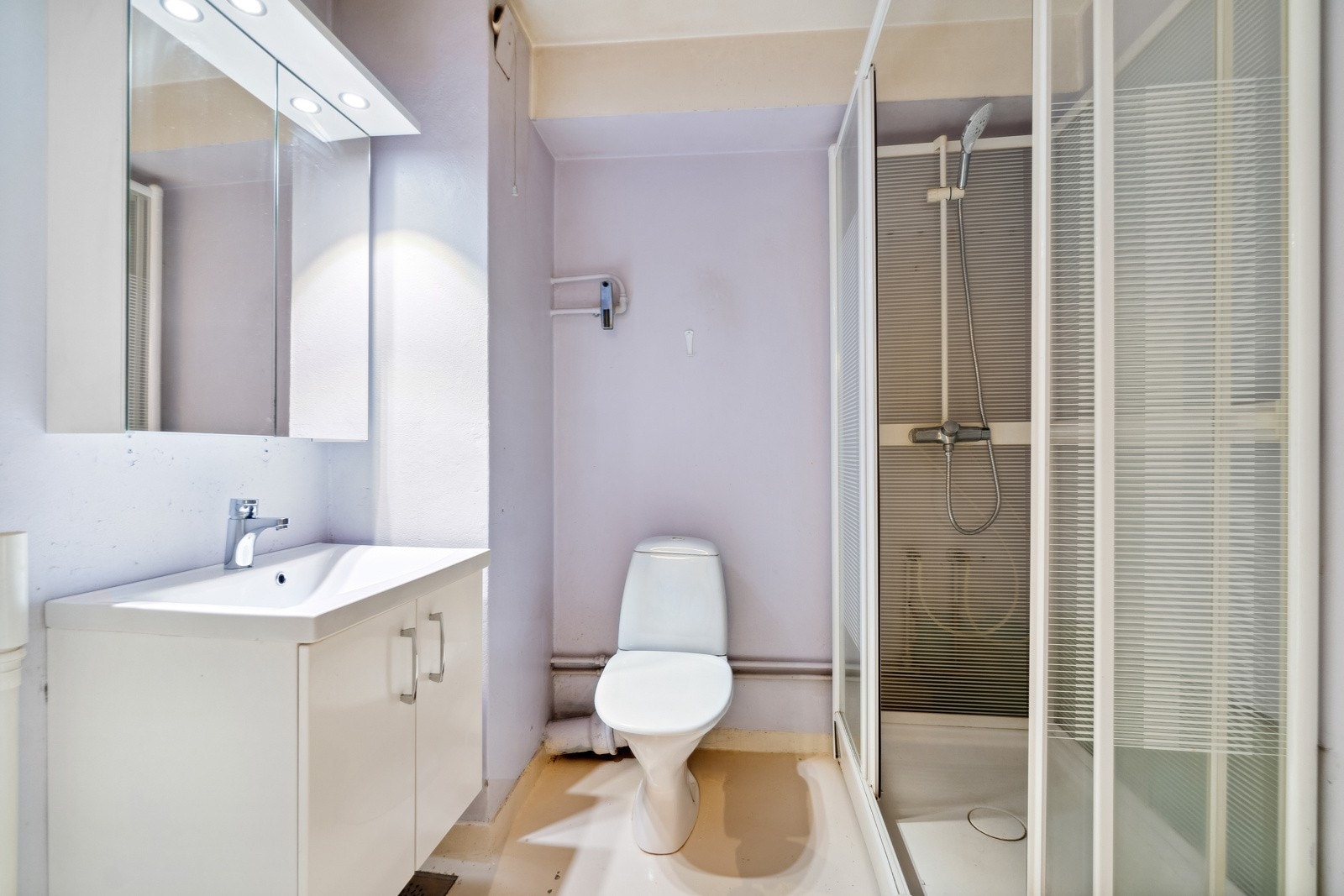 Like til venstre fra entréen finner du badet som har toalett, servantskap, dusjkabinett og opplegg for vaskemaskin. Galleribilde