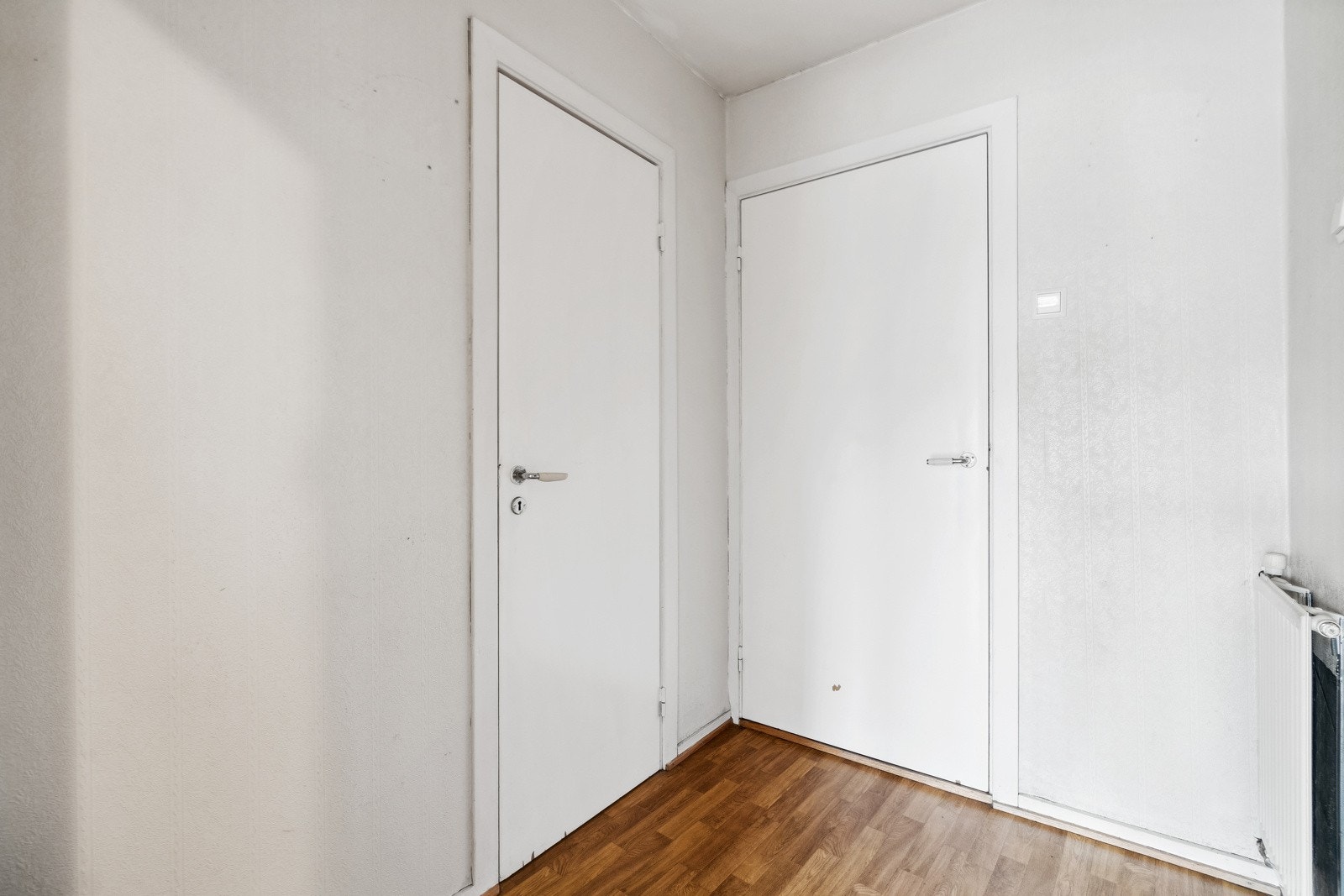 Inn til boligen finner du en praktisk planløsning fordelt på én etasje. Rett inn døren finner du en entré/vindfang med bod like til høyre, slik at du har plass til både enkle garderobeløsninger i begge rom og øvrig oppbevaringsplass ved behov. Galleribilde