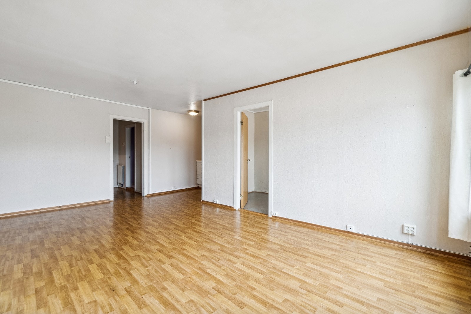 Her får du en fleksibel romløsning hvor du kan møblere på ulike måter, hvor du kan ha sittegrupper i flere soner. Galleribilde