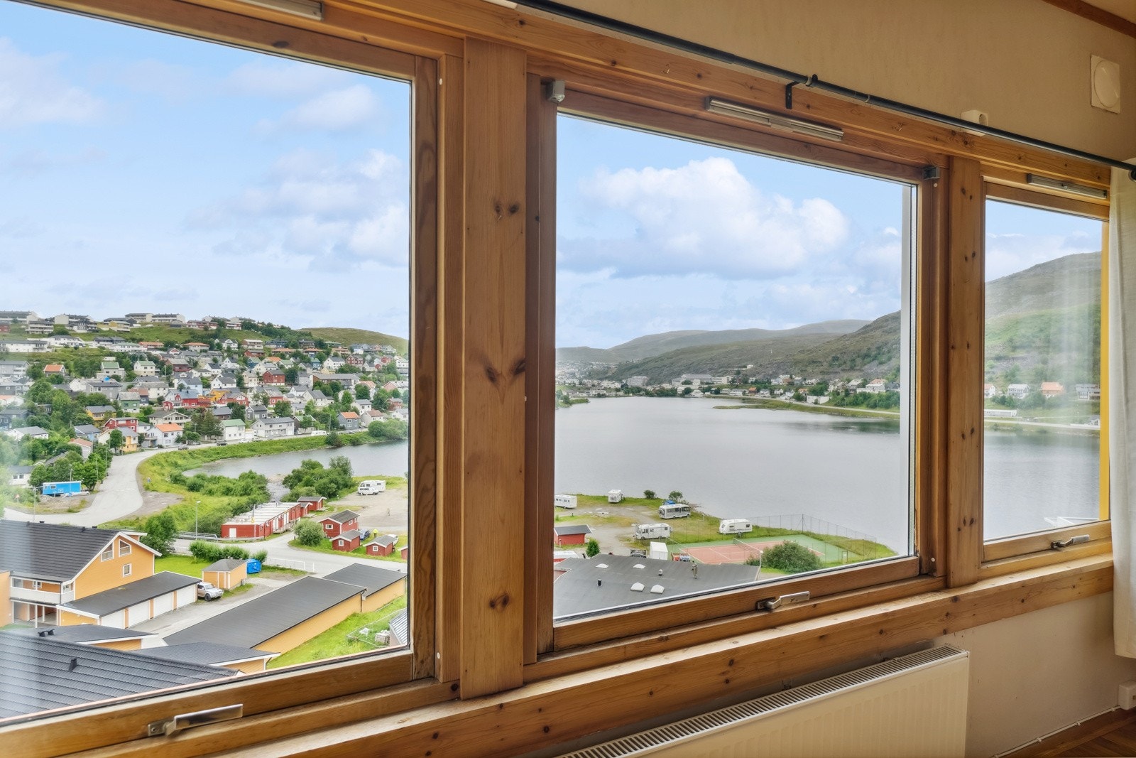 Her får du en praktisk 2-roms leilighet med alt på en flate i 5. etasje av hesteskoblokka. Galleribilde