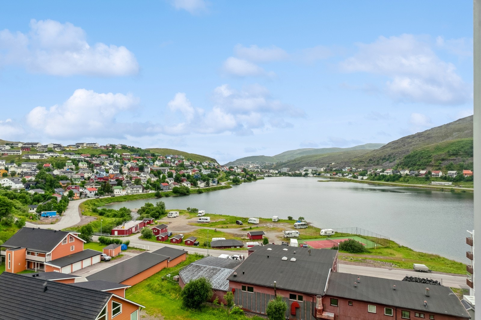 Boligen har en flott utsikt over nærliggende områder. Galleribilde