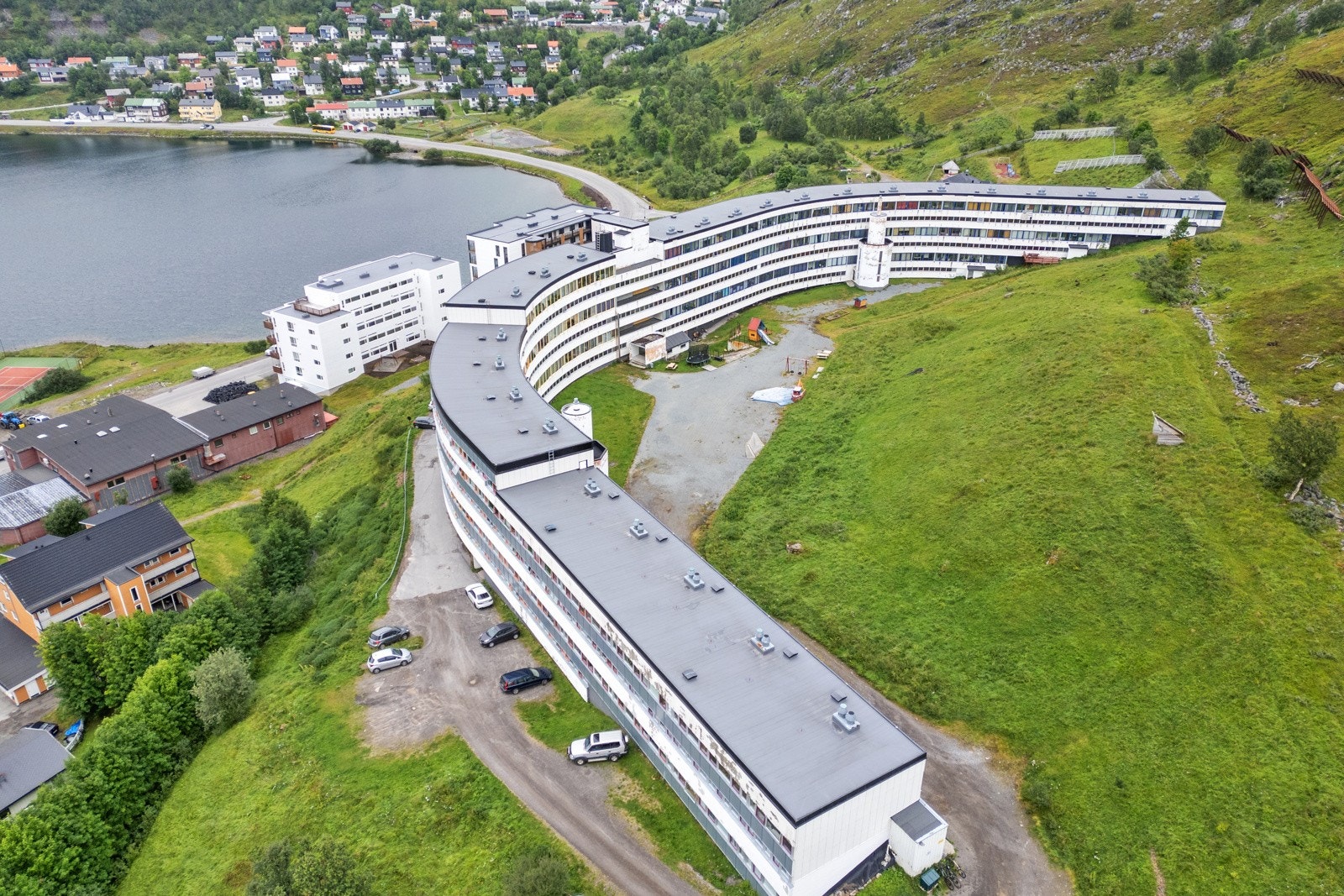 Borettslaget har vedtatt renovering av blokka og styret er gitt fullmakt til å ta opp byggelån på inntil 110.000.000 kr. Felleskostnader og fellesgjeld vile øke som følge av dette. Galleribilde