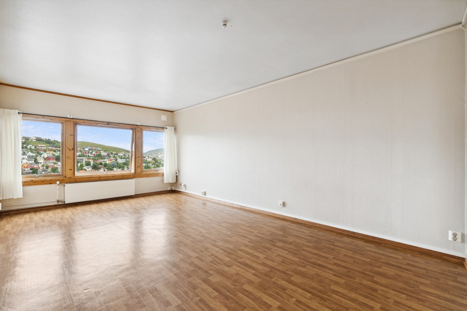 Stuen lyses opp av store vindusflater som byr på en flott utsikt samt rikelig med naturlig lysinnslipp. Galleribilde