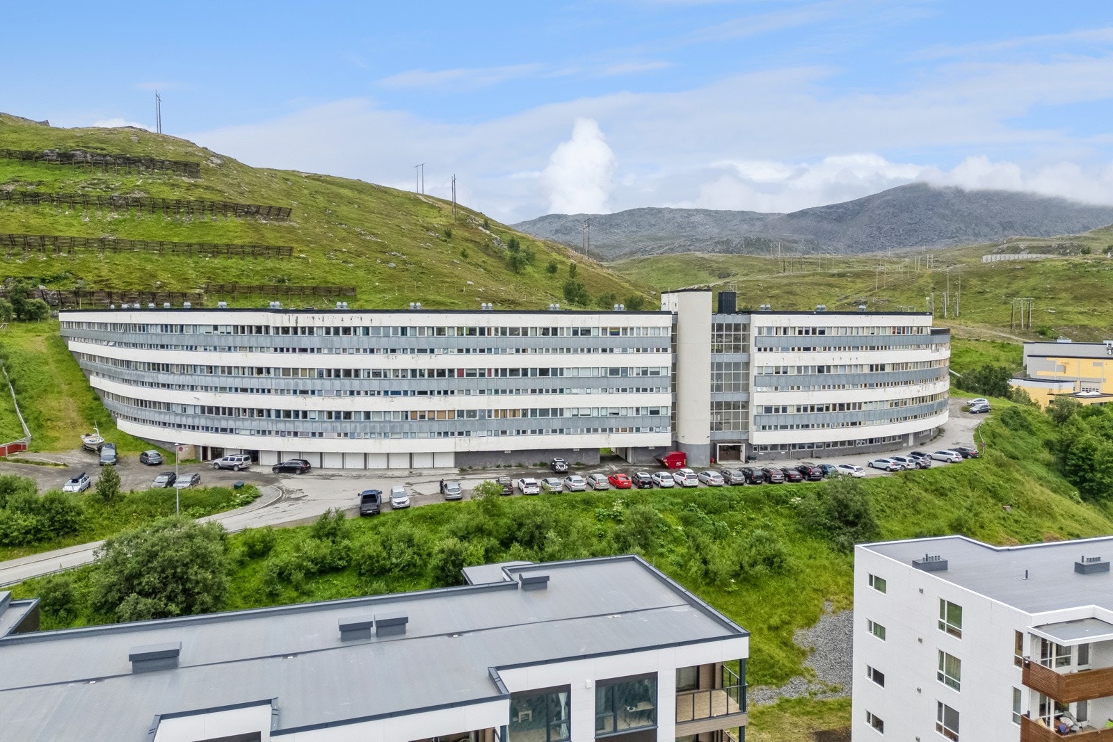 Boligen ligger i et sentrumsnært nabolag i Hammerfest kommune, med nærhet til skoler, barnehage, offentlig kommunikasjon, flotte rekreasjonsområder, samt et rikt utvalg av fasiliteter og servicetilbud. Galleribilde