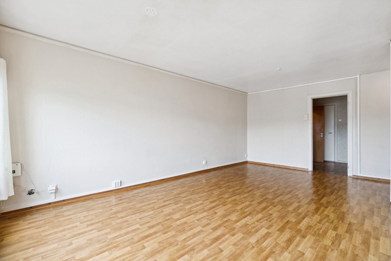 Boligen har en åpen og delvis kombinert stue-/kjøkkenløsning. Galleribilde