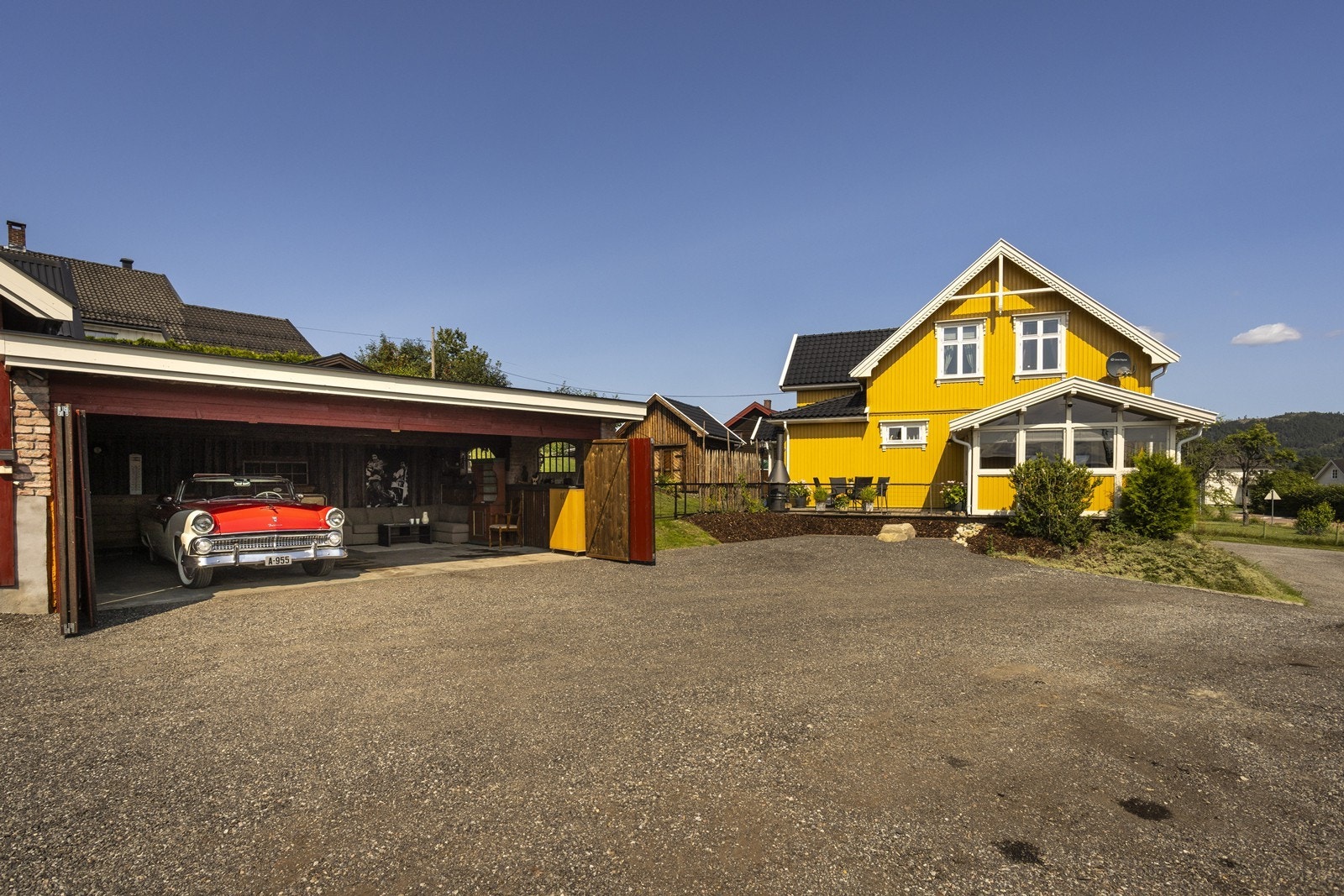 På eiendommen er det oppført en stor driftsbygning/garasje. Galleribilde