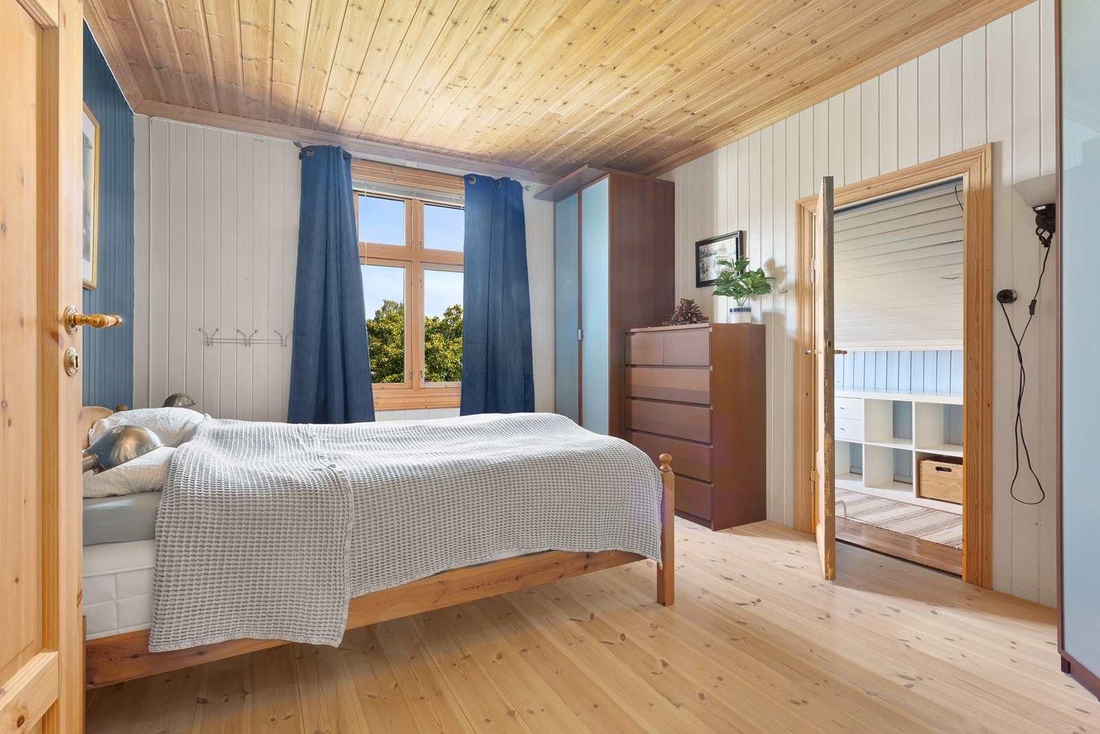 Fra soverommet er det direkte adkomst til en romslig bod. Galleribilde