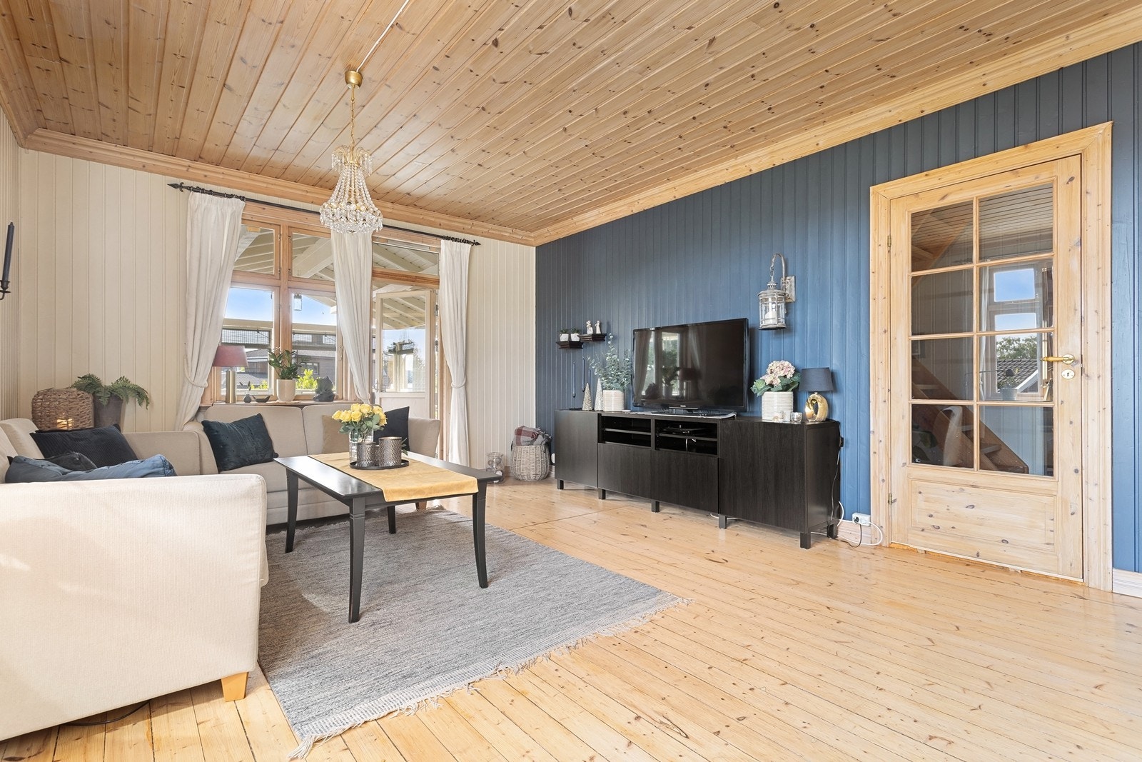 Stuen er av god størrelse og kan enkelt møbleres med både en stor sofa og media-sone. Galleribilde