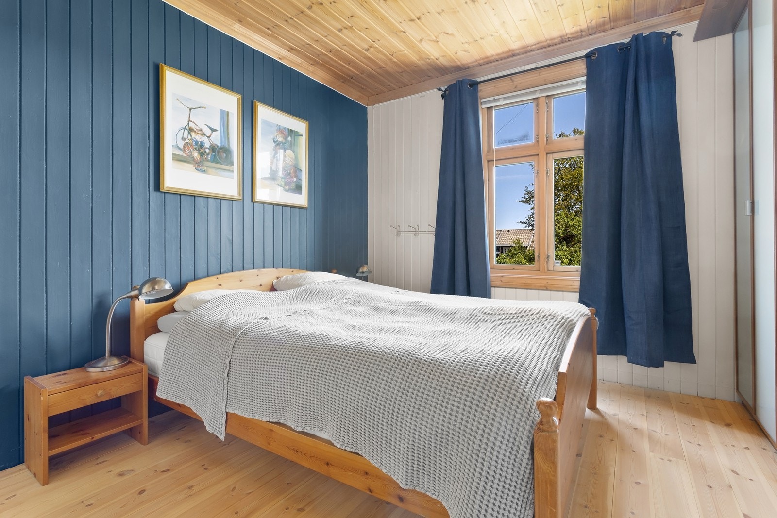 Trivelig hovedsoverom med garderobeskap og god plass til innredning. Galleribilde