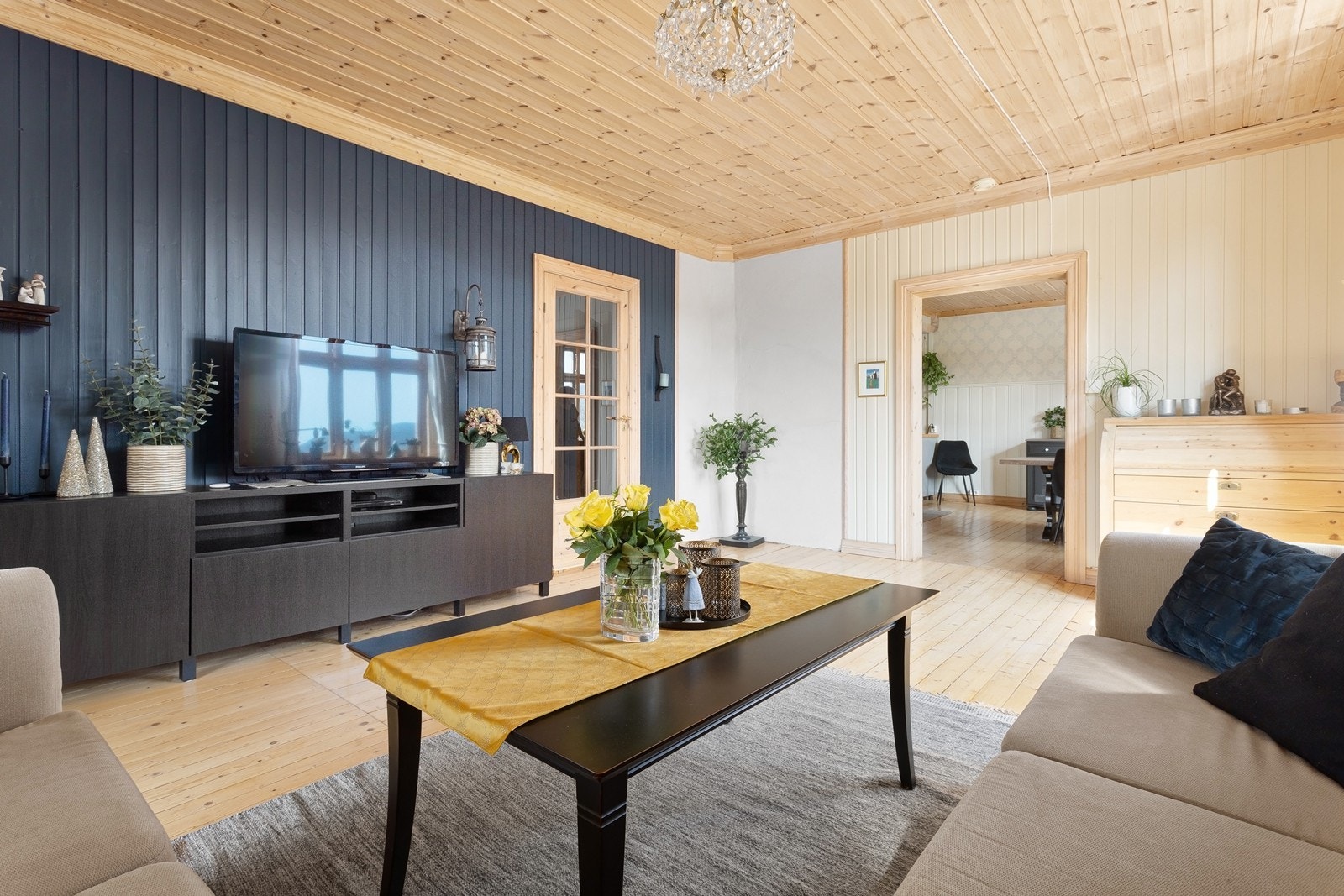 Stuen har heltre gulv og vegger med panel. Galleribilde
