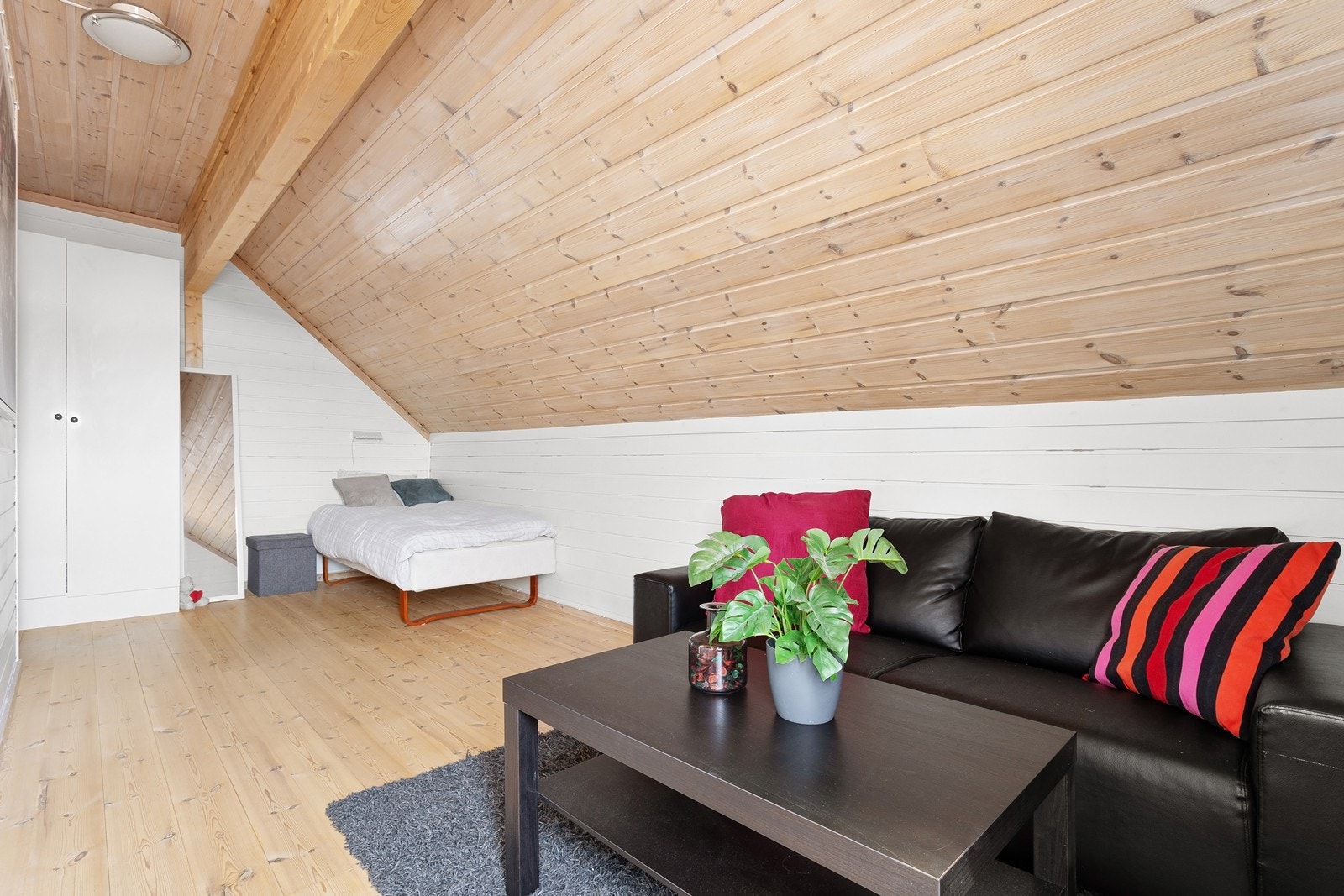 Alle soverom har heltre gulv og panel på vegger. Galleribilde