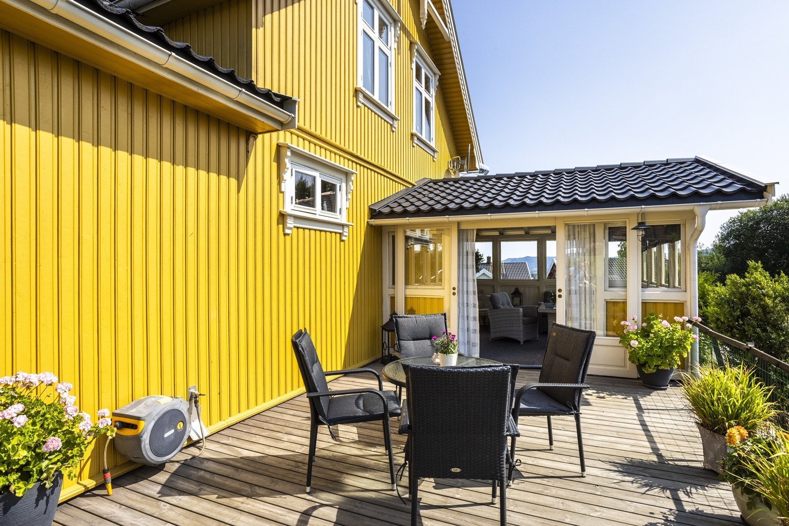 Eiendommen er pent opparbeidet med fine uteplasser og en hyggelig hage. Galleribilde