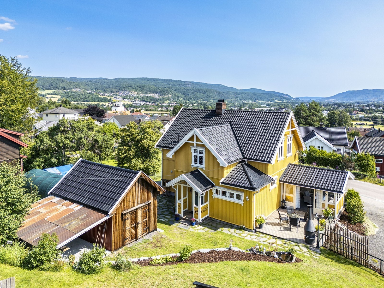 Området byr på gode oppvekstsvilkår og det er kort vei til både barnehage og skoler. Galleribilde