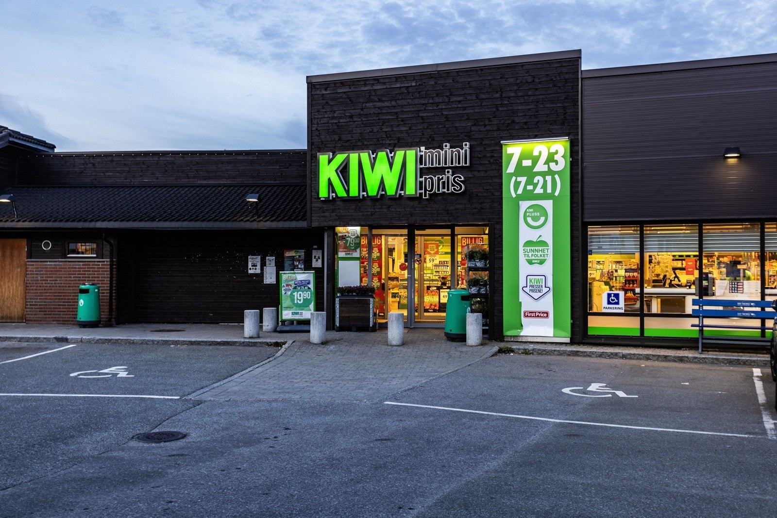 Fra boligen er det enkel og kort gangavstand på kun ca. 100 meter, til dagligvarebutikk. Galleribilde