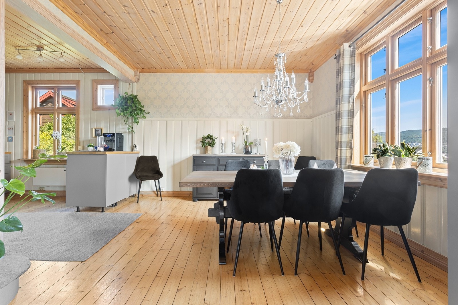 Den åpne løsningen skaper et sosialt og allsidig allrom. Galleribilde