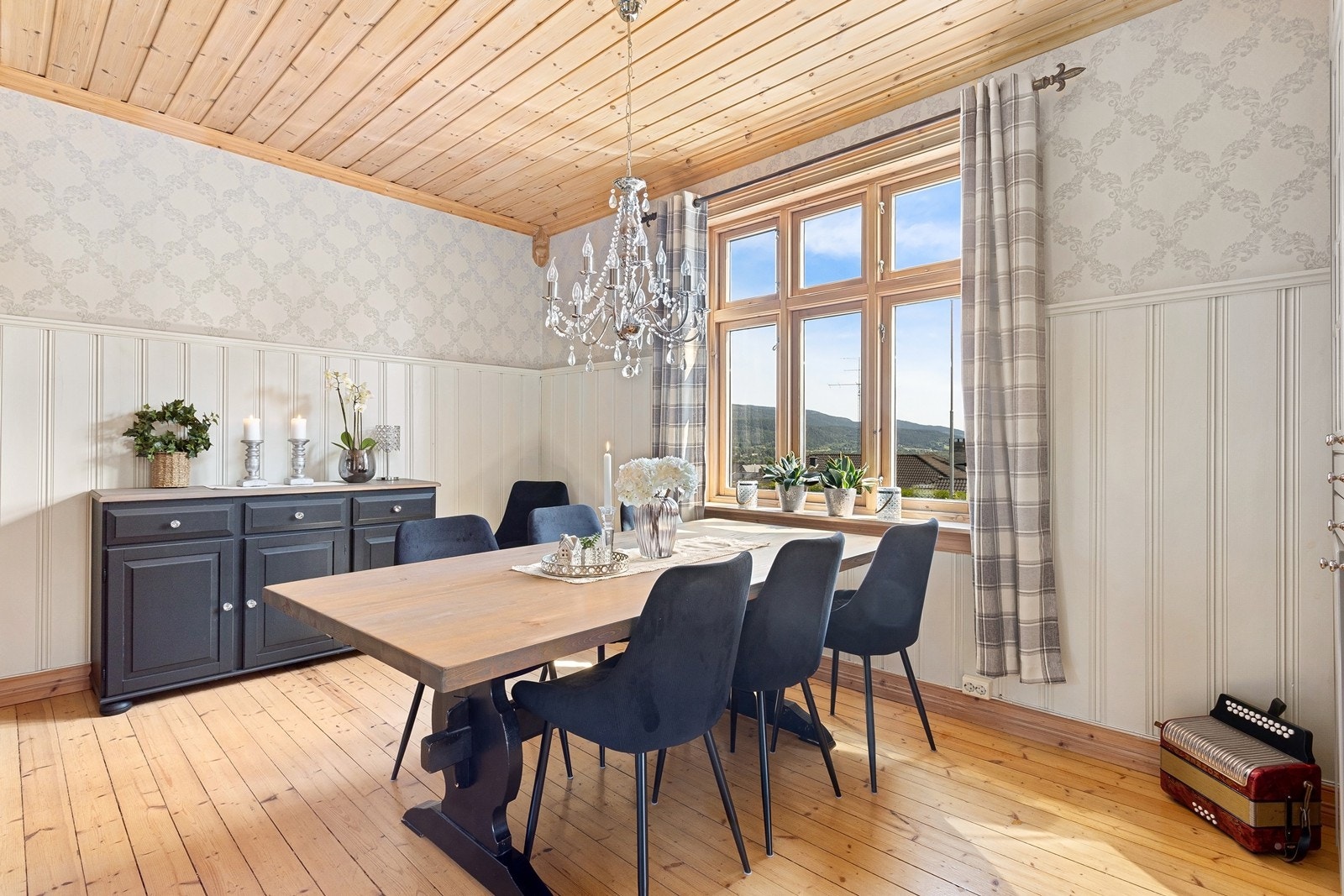 Spisestuen er et stort og innbydende rom med ekstra god takhøyde og store vindusflater. Galleribilde