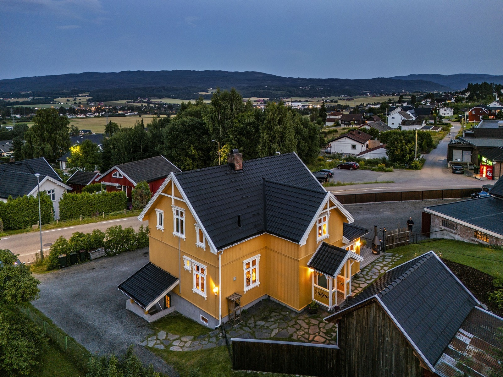 Boligen har en super beliggenhet for familier med kort gangavstand til Røren barneskole, barnehage og Eiker Kvikk idrettsanlegg Umiddelbar nærhet til både dagligvare og bussholdeplass. Galleribilde