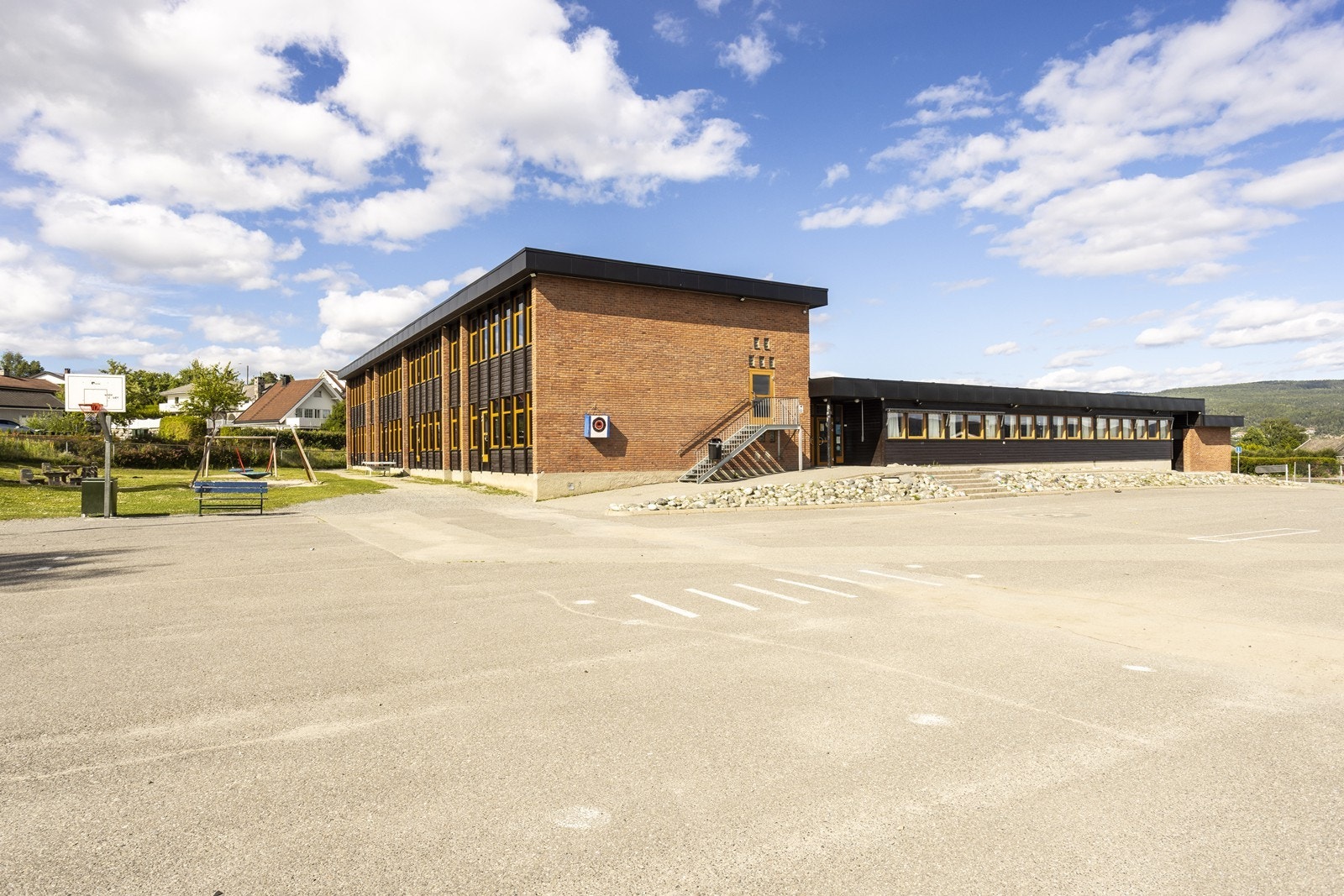 Kort gangavstand til både Røren barneskole, barnehage og Eiker Kvikk idrettsanlegg med friidrett, sykling, fotball, tennis og ski/skiskyting. Galleribilde