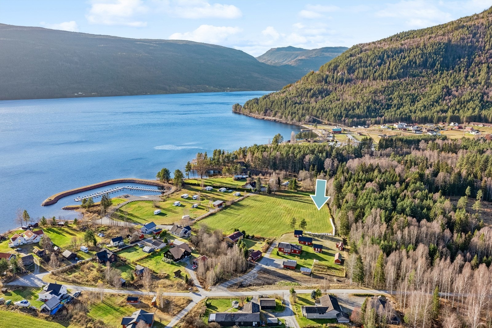 Boligen ligger fint til på Mogan i Tinn Austbygd. Eiendommen har en idyllisk beliggenhet like ved Tinnsjøen, omringet av vakre fjellområder og med Gaustatoppen ruvende i vest. Galleribilde