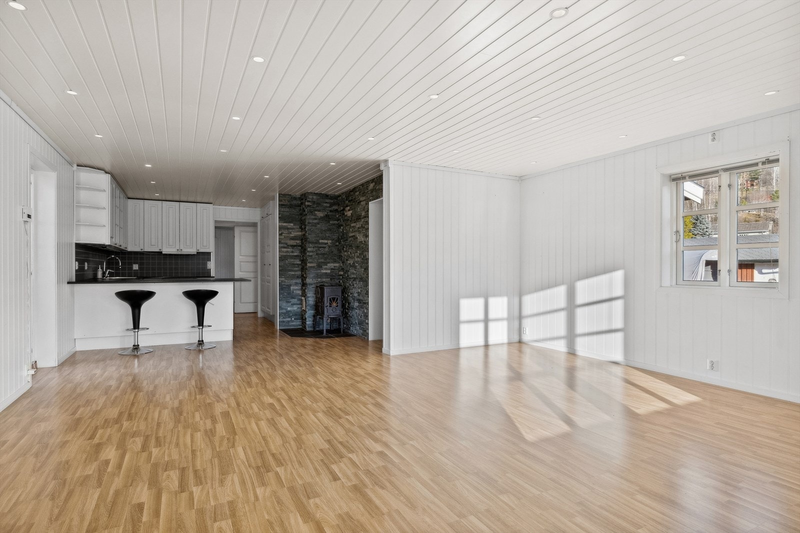 Åpen stue og kjøkkenløsning skaper en sosial atmosfære. Galleribilde