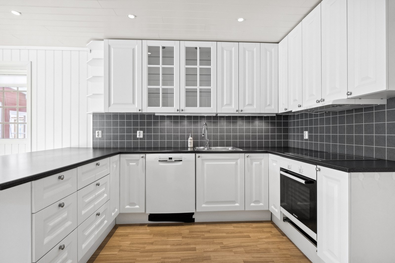 Benkeplate er av laminat registrert med god benkeplass, det er også godt med skapplass til innredningen. Galleribilde