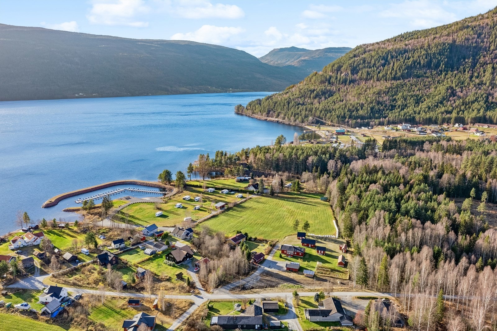 Boligen ligger fint til på Mogan i Tinn Austbygd. Eiendommen har en idyllisk beliggenhet like ved Tinnsjøen, omringet av vakre fjellområder og med Gaustatoppen ruvende i vest. Galleribilde