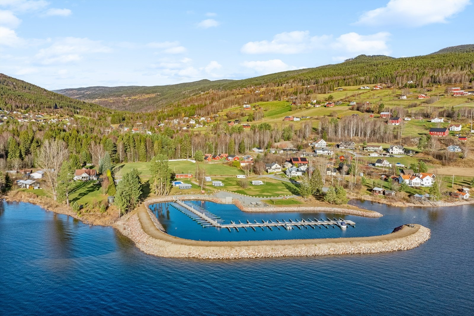 Koselig småbruk med umiddelbar nærhet til tinnsjøen. Galleribilde