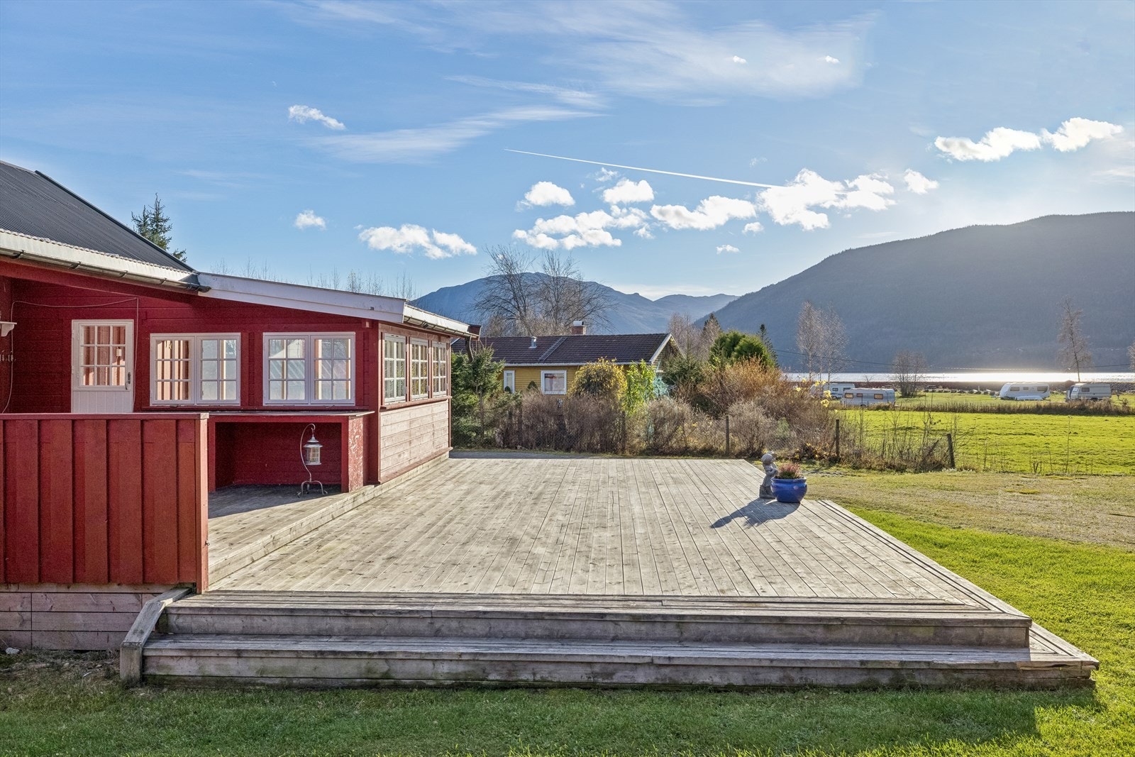 Gode solforhold fra plattingen, med god utsikt ut mot tinnsjø. Galleribilde