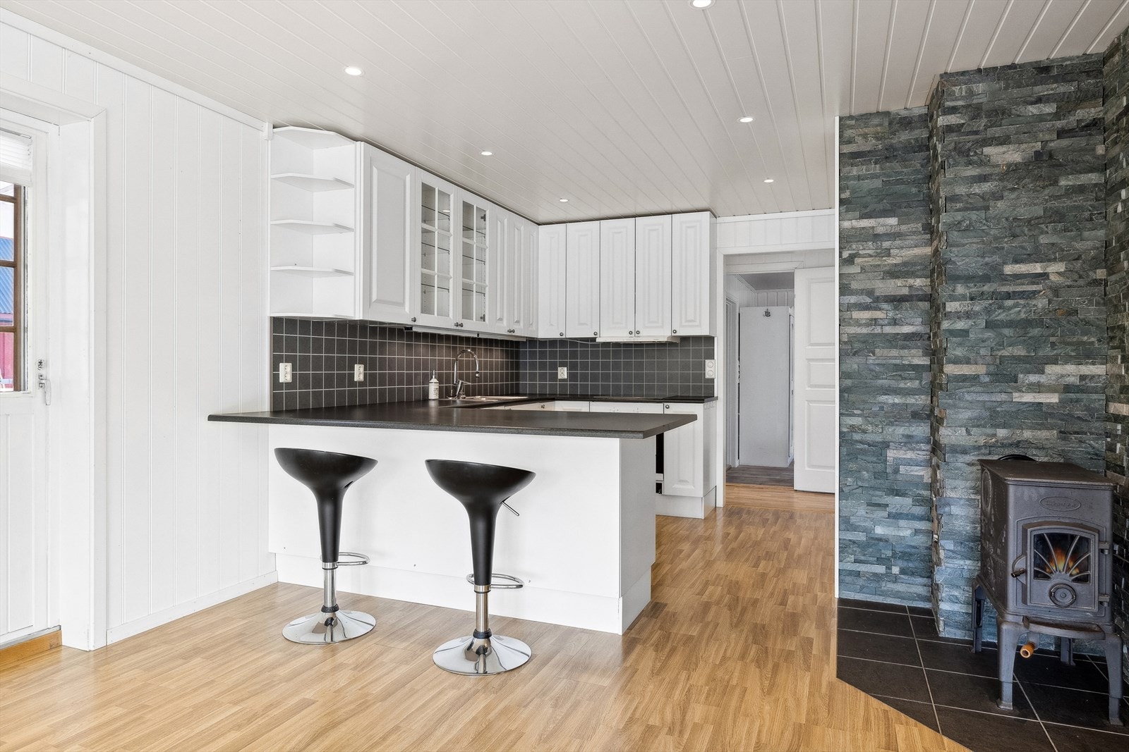 Vedovnen ved kjøkkenet varmet godt under kalde vinterdager. Galleribilde