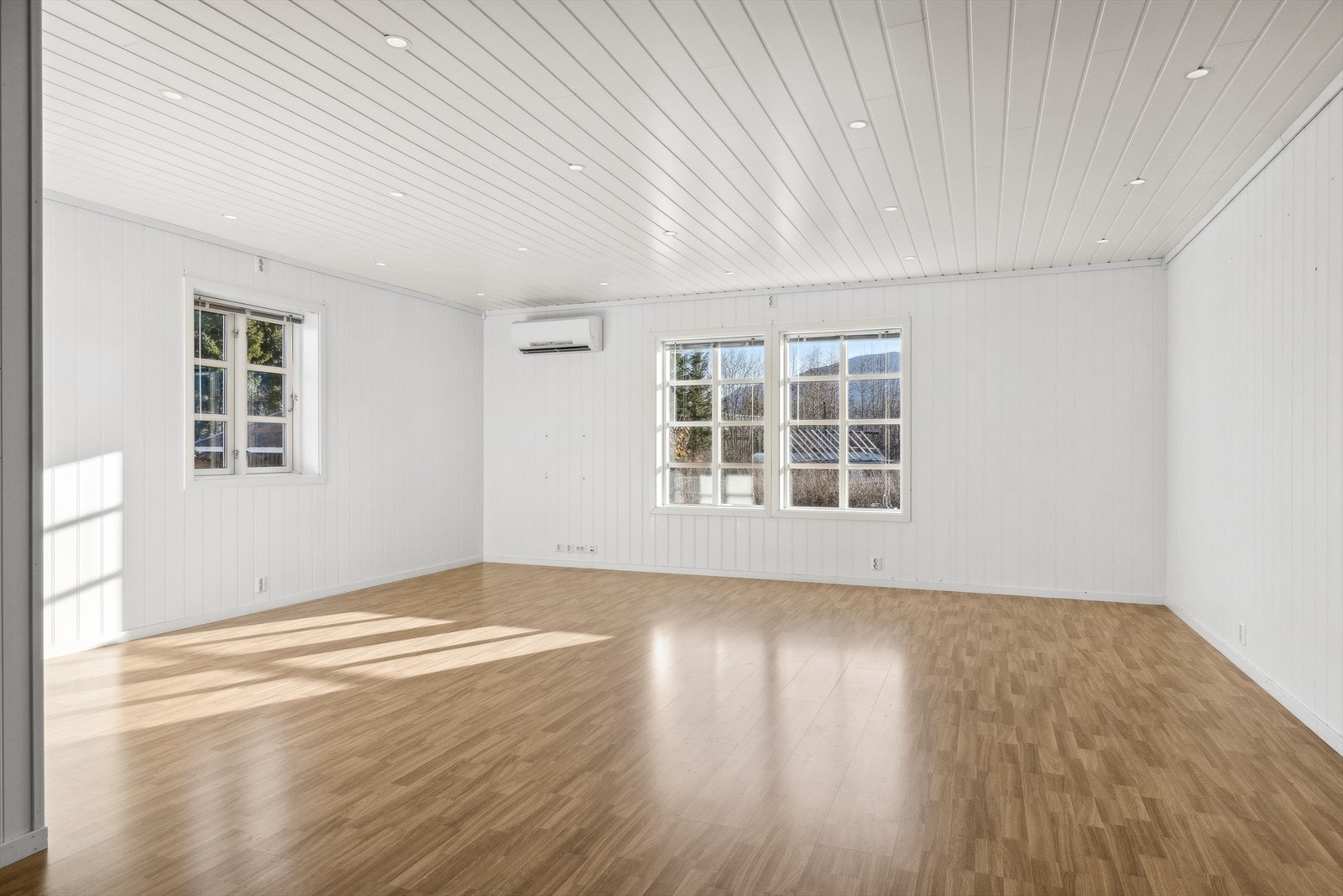 Fra gangen kommer man inn til en romslig stue. Galleribilde