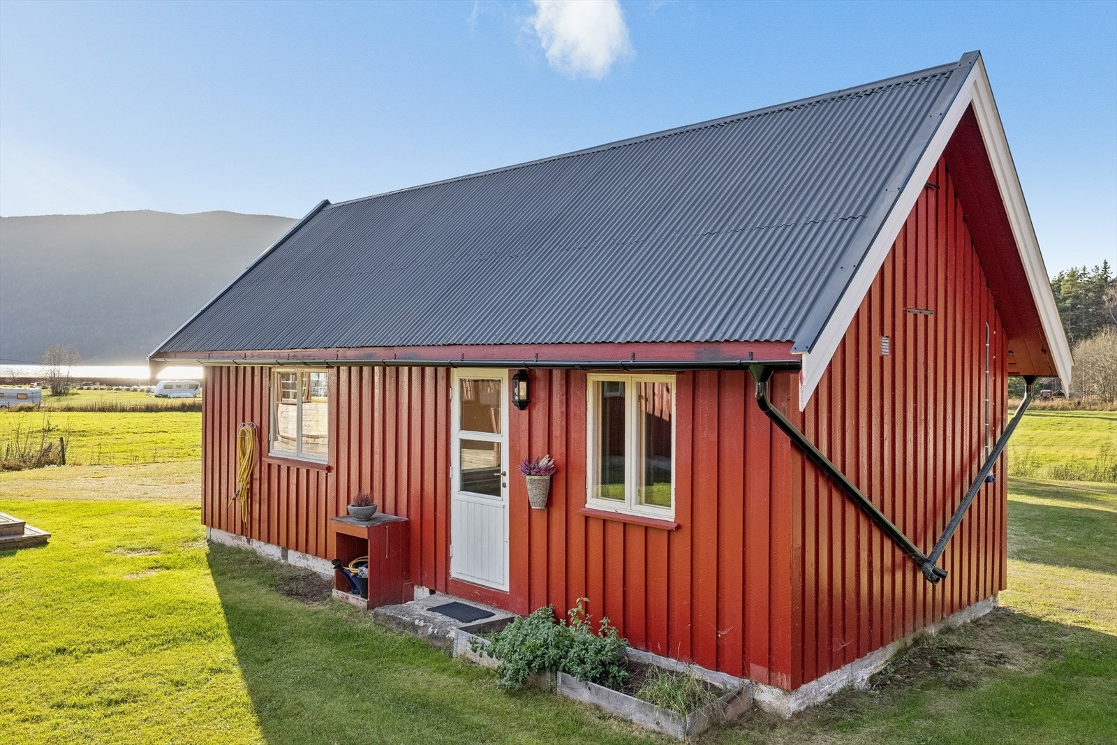 Tomta har flere bygninger, eiendommen inneholder blant annet baksthus, garasje, fjøs med låve, anneks stabbur og gjestehus. Galleribilde