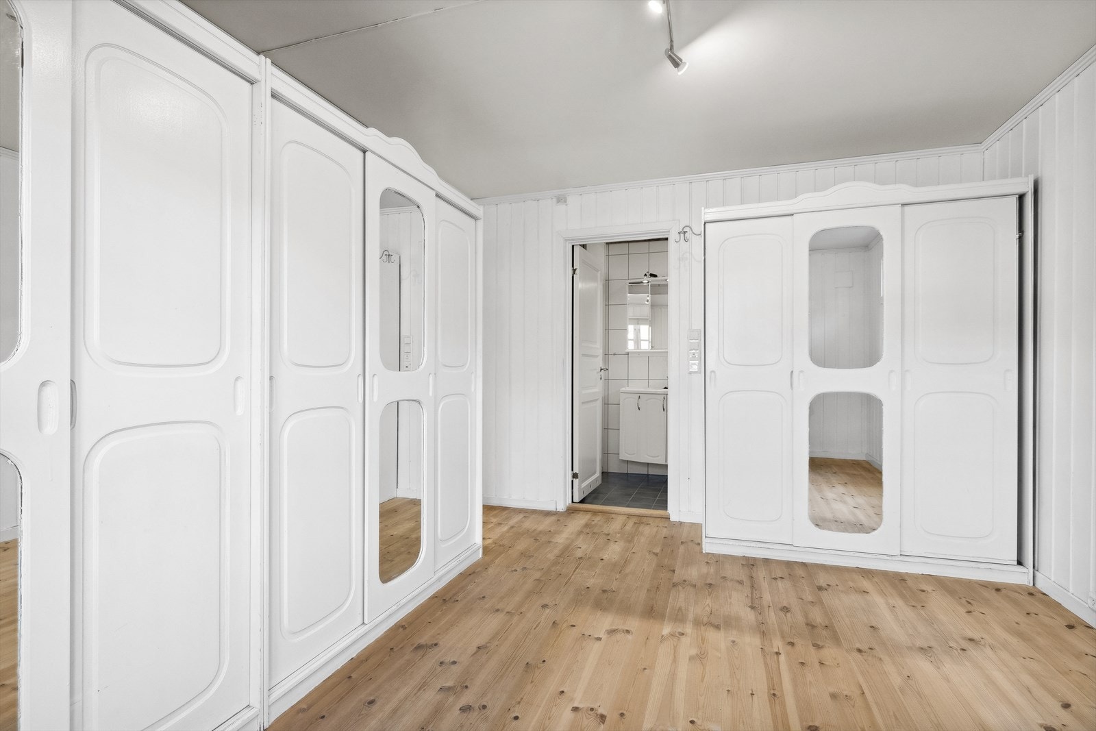 Boligen har 1 hovedsoverom. Soverommer har godt med skapplass og inngang til eget bad. Galleribilde