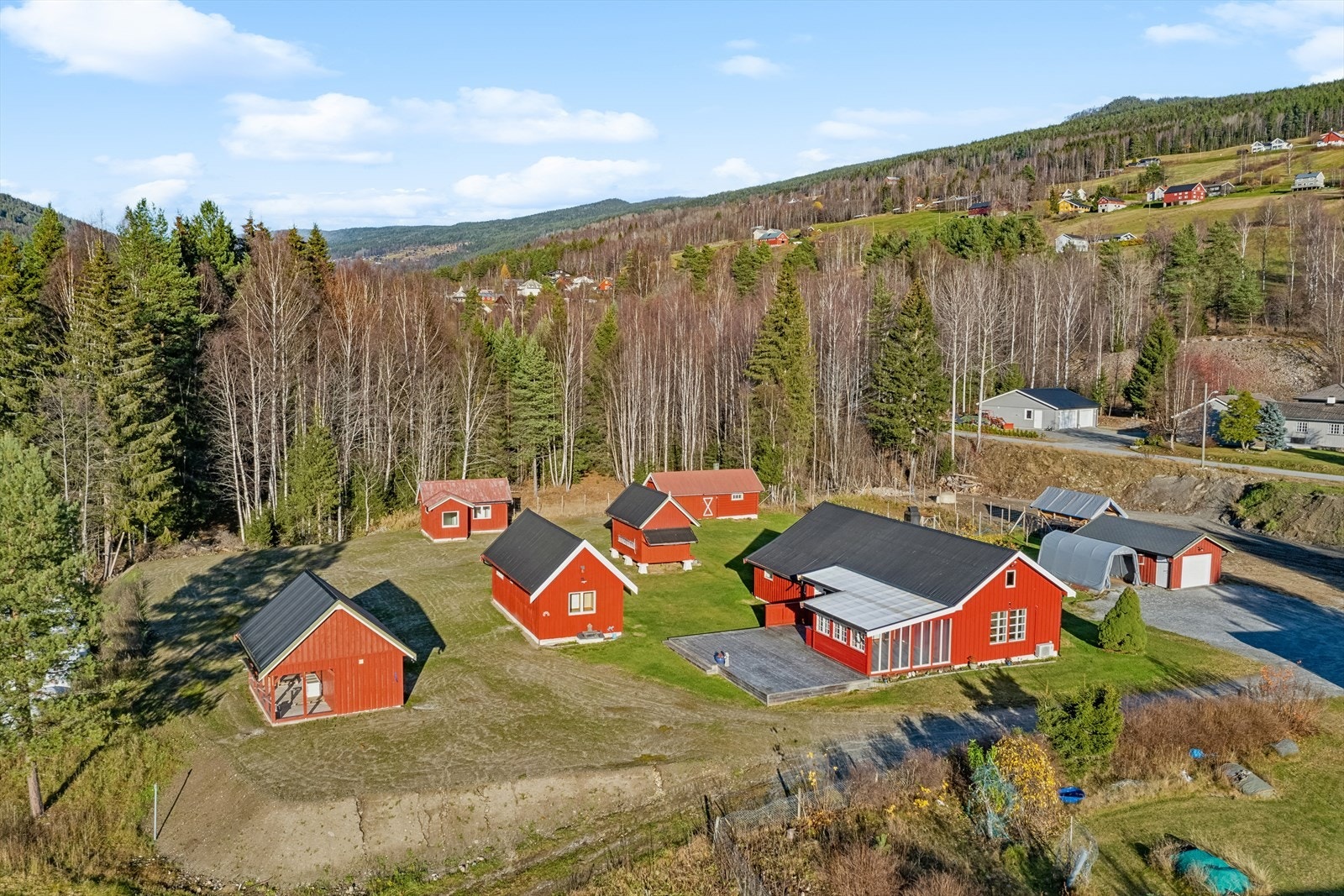 Tomta er flat og lettstelt med flere bygninger. Galleribilde